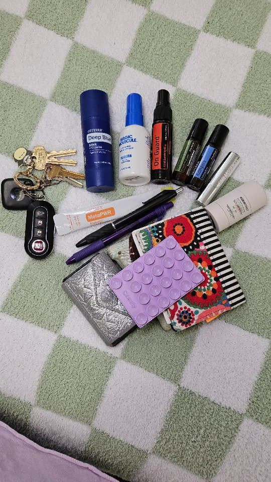 What’s in my bag: Esthetician Mom Edition 🎒💅🏼👶🏻✨
A little mom life, a little skincare magic, and a whole lotta just in case 😅💁🏻♀️
Here’s the chaos I carry (organized... kinda):
💸 Wallet – holding receipts and 47 loyalty punch cards
🌸 Fine line floral temp tattoos - for spontaneous self-expression
🌈 Hawaii Rainbow Tours biz card – best island tour on Oahu!
🌿 Shinrin Yoku + Adaptiv rollers – aromatherapy armor for mood swings (mine + the kids’)
💧 MetaPWR electrolytes – because coffee can’t do everything, unfortunately
☀️ Tinted SPF stick + lip balm – sun-safe but make it cute
🖊 Pens – plural, because they always disappear
💙 Deep Blue + Copaiba stick – tension? Don’t know her
🔑 Keys – usually buried at the bottom
🧴 On Guard sanitizer spray – germ-fighting MVP
🔮 Magic Molecule – my skin’s secret sauce
📱 Suction cup phone mount – hello multitasking
✨ Lyma Laser – yes, I carry a laser. No, I’m not dramatic.
Basically, it’s a wellness studio meets mom life in a bag 😄
#MomLifeMagic #EstheticianOnTheGo #GlowToGo #SkincareSnob #BagSpillVibes #doTERRAMama #HawaiiBeautyBoss