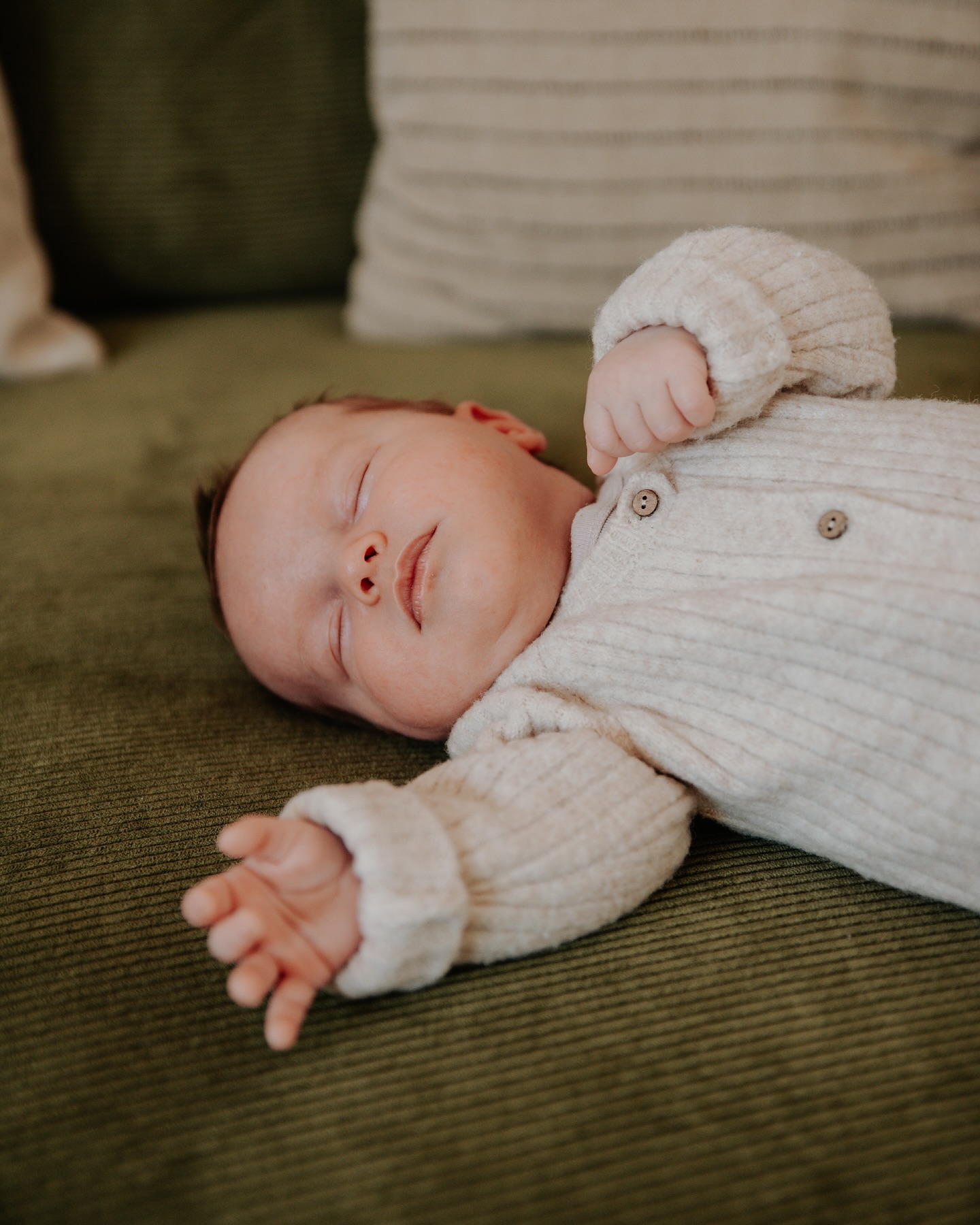 Hallo Welt ☀️
Diese kleine niedliche Schlafmütze durfte ich zu einem verspäteten Babyshooting begleiten.
Die Empfehlung für Newbornshootings liegt meistens bei einem Alter von bis zu zwei Wochen. Doch manchmal passt das einfach nicht aus Zeitgründen oder anderen Umständen. Darum hier ein kleiner Rat: IHR legt fest, wann das Shooting stattfinden soll und selbst wenn euer Baby schon einen Monat alt ist können noch super schöne Babybilder entstehen .
Eure Kinder werden so schnell groß, ärgert euch nicht über den verpassten „perfekten“ Zeitpunkt, den gibt es sowieso nie, sondern traut euch einfach EURE gemeinsame Zeit festzuhalten.
Hättet ihr gedacht, dass die kleine Maus zum Shooting schon 5 Wochen alt war? 👶🏼
#babybauchshootingthüringen #neugeborenenfotosjena #babyfotografinthüringen #newbornshootingjena #babyfotografschleiz #babyfotografinpößneck #familienfotografjena #babyshootingthüringen #mamawerdenthüringen #neugeborenenfotoszuhause