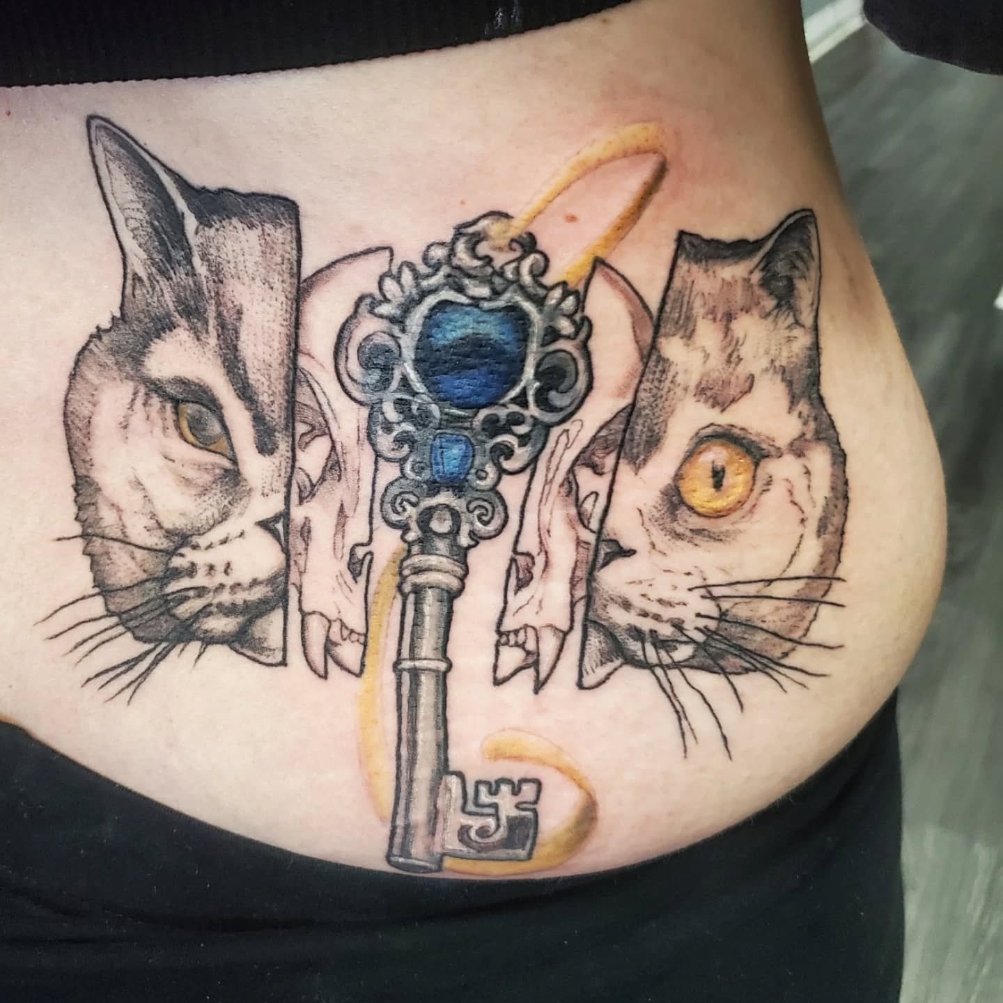 Coverup for Paola by @jeffcooktattoos !
#cat #coverup #key #tattoo #courticetattoos