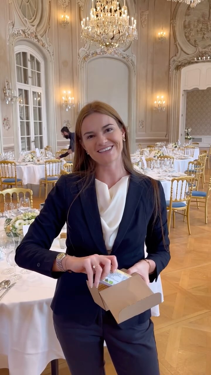 Heute nehme ich euch einmal mit hinter die Kulissen meiner Arbeit als Wedding Day Coordinatprin am Tag der Hochzeit.
Meine Aufgaben beginnen schon sehr früh morgens, ich bin die Erste an der Location.
Ich weise das Catering-Team ein und achte darauf, dass der Aufbau nach Plan verläuft.
Nach und nach treffen die Dienstleister ein, Floristik, Hochzeitstorte, Fotospiegel, Musiker. Ich koordiniere alle Anlieferungen und sorge dafür, dass alles zur richtigen Zeit am richtigen Ort ist.
Während der Trauung habe ich ein Auge darauf, dass das Service-Team pünktlich zur Agape startet mit genau den Speisen und Getränken, die das Brautpaar sich gewünscht hat. Das selbe gilt natürlich auch für das Dinner.
Ich bin den ganzen Tag über da, bis zum letzten Programmpunkt, um einen reibungslosen Ablauf sicherzustellen, damit das Brautpaar den Tag ganz entspannt genießen kann.
#weddingday #weddingdaycoordinator #weddingvienna #weddingplanner #hochzeitsplanung #heirateninwien #heirateninösterreich #weddingaustria #weddingdaycontent #weddingdayinspiration #weddinginspiration #weddingplannervienna #weddingplanneraustria #weddinglaxenburg #castlewedding #weddingdecor #weddingsetup #tageskoordinatorin #komplettplanung #hochzeitsplanung