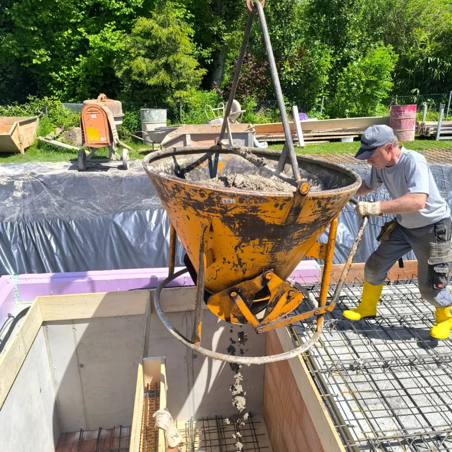 Tag 6
Keller diesmal mit 160er Dämmung isoliert
Treppe wead betoniert...und weil's grad lafft de Kellerdecke a gleich😉...
🤠🏗️🏠