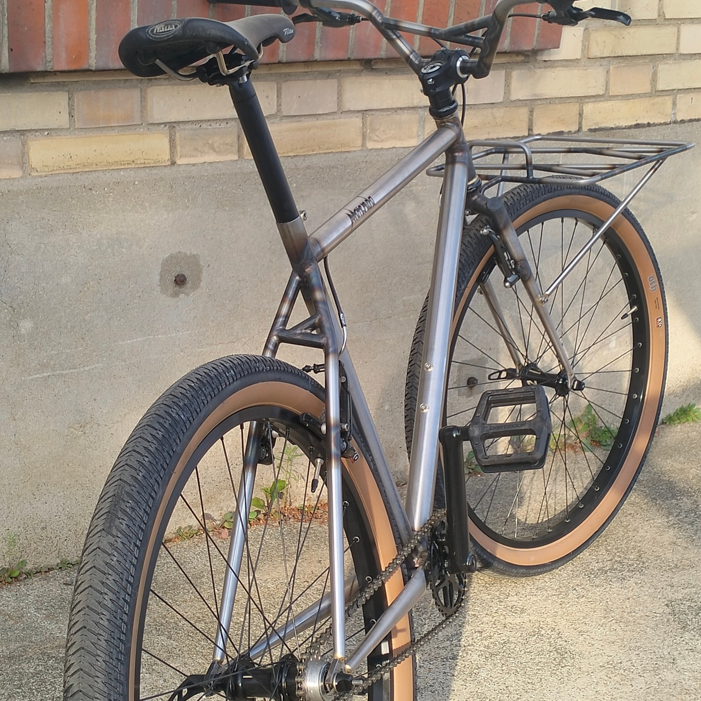 Premiere am @velofruehlingwinterthur : Zum ersten Mal ist der Winterthurer Rahmenbauer Denis Uzelac mit seiner jungen Marke @marendacycles mit dabei.
Obwohl Marenda erst vor Kurzen gestartet ist, steckt viel Erfahrung und Geschichte dahinter: Denis hat vor seinem Schritt in die Selbständigkeit viele Jahre lang die Rahmen für @fatebavelo gebaut.
#handmade #custombike #winterthur #handwerkhatgoldenenboden #velove #velofruehling