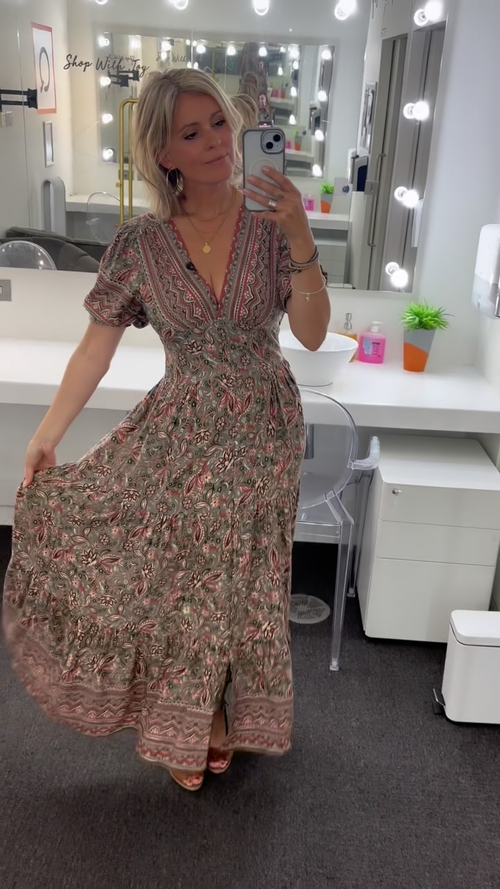 A little backstage reel for my fabulous @apricot_clothing show today on @qvcuk with @willgowing
Thanks to an amazing team as always @alexandra.maryx and lovely to catch up with gorgeous friends @dj_sally_k @zabeenahackett @lucypiper_presenter @clare_ed_tv ❤️
My ‘Sundance’ gilet* @whitestuffuk
Elisa Jeans* @apricot_clothing
Sarasa maxi dress @apricot_clothing
*pr product
#whatiwore #whatiworeonair #wiwt #livetv #backstage #tvpresenter #fashionexpert #maxidress #embroideredgilet