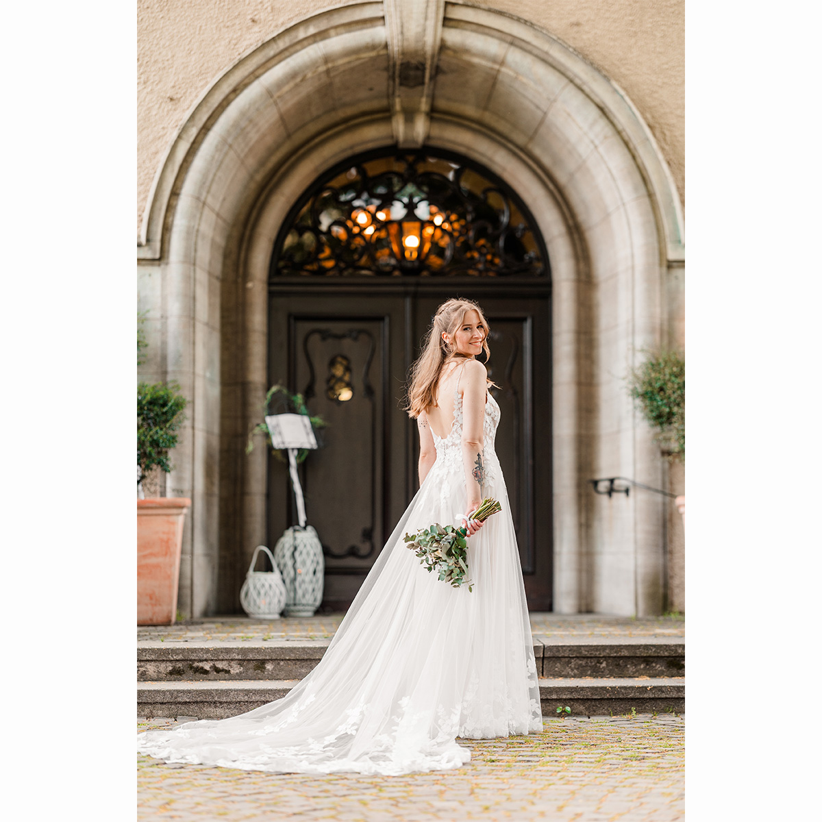 Es war die erst zweite Hochzeit in der Hochzeitssaison und ich freute mich, nach der Winterpause, so richtig wieder in die Hochzeitswelt einzutauchen. Da wusste ich noch nicht, dass ich das Tauchen im Verlauf der Trauung wörtlich nehmen würde.
Es schien alles perfekt, ich war bestens vorbereitet, ausgeschlafen, hatte mein Equipment getestet und auf Hochglanz poliert, die Umgebung versprach eine traumhafte Trauung im Freien.
Und dann passierte, gleich beim Einzug, der Albtraum aller Hochzeitsfotografen. Meine Kamera ging urplötzlich aus. Auch ein Akku-Neustart brachte sie nicht zum Laufen. Glücklicherweise, oder besser gesagt, in weiser Voraussicht, hatte ich einen zweiten Body, so dass ich nahtlos fotografieren konnte. (Seit über einem Jahr bin ich mit Canon in der Auseinandersetzung, habe das Profigerät bereits zwei Mal eingeschickt und Canon bietet genau keine Lösung, auch für Business Kunden nicht!!).
Nachdem der erste, unsichtbare Schock überwunden war, folgten die Gratulationen. Offensichtlich war ich so konzentriert, dass ich den Teich hinter mir, nicht rechtzeitig wahrnahm und der letzte Schritt rückwärts, ein Vollbad im Schlossteich bedeutete. Nun lag ich also, komplett im Teich des wunderschönen Schloss Styrum, und wäre vor Scham am liebsten nie wieder aufgetaucht. Die Kamera hatte ich reflexartig in die Höhe gehalten.
Dank bestem Sonnenschein und der liebevollen Wundenversorgung durch die Gäste, hieß es, auch im Wet-Contest-Look „Krönchen richten“ und „weiter machen“. Dank Locationwechsel und einem zweiten Outfit im Auto, konnte ich mich zumindest für die Feier wieder herrichten.
Nun ist die Reportage fertig und ich bin stolz auf die Fotos, aufgenommen unter besonderen Bedingungen.
Und noch mehr bin ich dankbar, für das umsorgende und liebevolle Brautpaar, das mir gegenüber soviel Verständnis und liebevollen Worte an Ihrem Hochzeitstag entgegen gebracht hat und mich nicht einfach nur für „verrückt“ erklärt hat - auch nicht als einer der Eheringe kurzfristig in meiner Kameratasche verschwand 🙈. @nathalie.gnsr @schloss.styrum @resonanzwerk @vanini_style @dreamhair.pulheim @canondeu