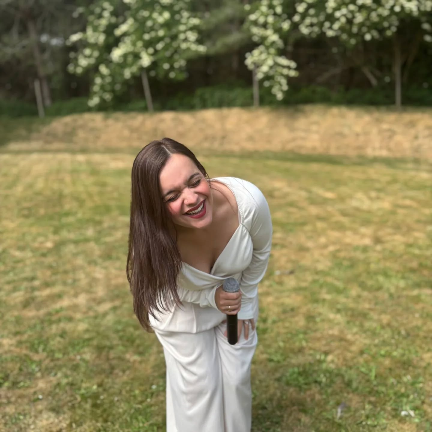 And I'm STILL smiling 🌟😍 yesterday's wedding fair at @weddingsattheglade for @littlerainevents was nothing short of wonderful and I had a blast!
I connected with loads of lovely couples and brides to be, but the highlight of the day was being upstaged by 4 year old Felicity's incredible dance moves. She was so proud to share my name she took my business card to show everyone in the tent 😂 thanks to you and your sister for dancing to my singing!
It was great to share the day with some other excellent suppliers, I'll list a few over the next few days. What a blast!
#weddingfair #weddingsinger #singer #musician #staffordshireweddings #derbyshireweddings #2026wedding #2027wedding #weddingınspo