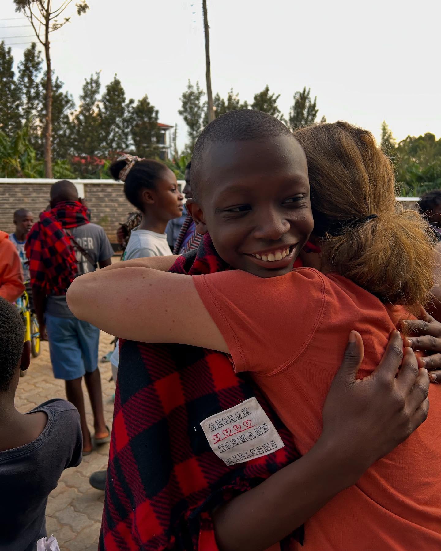 A big thank you to all of these kids’ sponsors! Handmade blankets were gifted to and wrapped around them with big hugs and loves! Thank you for your support!
-If you would like support a child or send them some love in anyway, DM us or go to our website! liftinglivesinkenya.org 🫶
