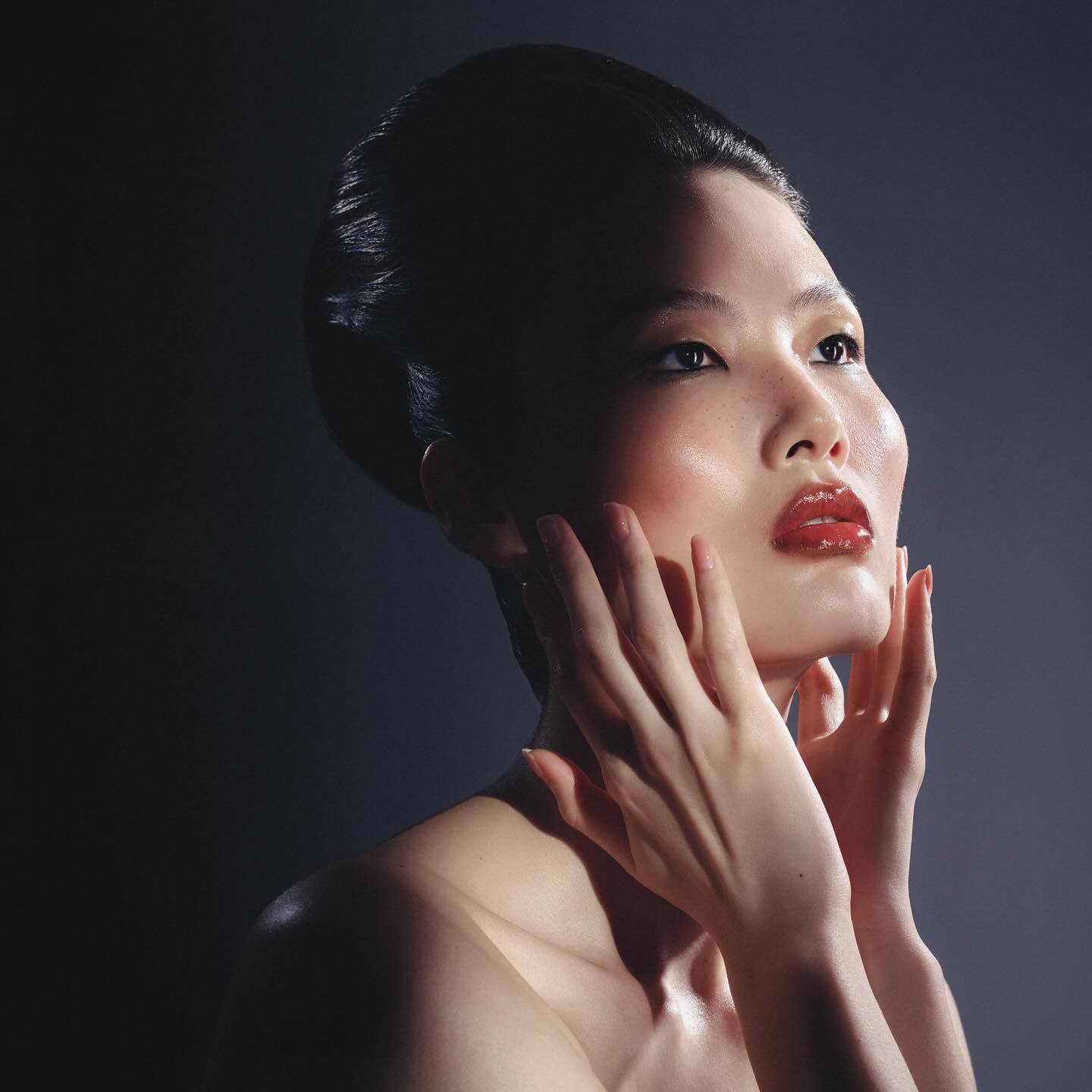 JUICY 💋. The beautiful @fanzhangfz Photo by the best @pauljsunga Amazing hair artist @hairbyannakay Lovely lighting by @ming.suet And that glow by Me 💄. Shot at @thehivestudioshk #editorial #asianmodel #makeupartisthongkong #glowingskinmakeup