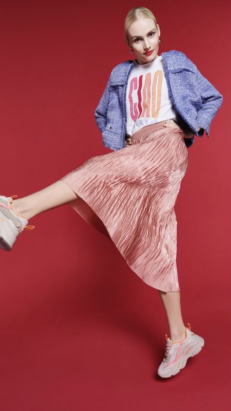 CIAO BELLA! 🌼🍹
Ein gemütlicher Rock in Apricot, dazu eine lässig-elegante Bouclé-Jacke in Blau - und fertig ist der Look, der Style und Komfort perfekt vereint. Sportlich, schick und einfach: Bellissima! 😍👟
#rockliebe #bouclebaby #chicmittwist #cartoonfashion #sportlichschick #modischlart #modegeschäftinbadischl