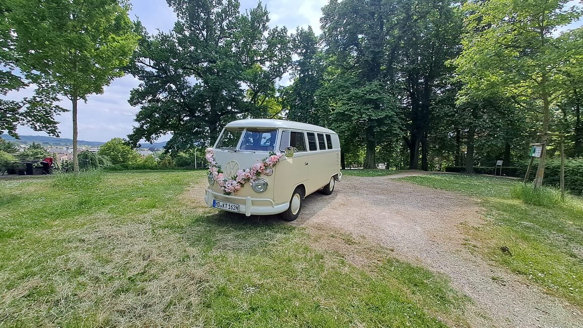 Was für ein wunderschöner Tag! 🌞💍
Wir hatten die große Ehre, S. & H. an ihrem besonderen Tag mit unserem liebevoll restaurierten T1 begleiten zu dürfen.
Vielen Dank für euer Vertrauen – es war uns eine Freude, ein Teil eures unvergesslichen Moments zu sein! 🚐💐
Alles Liebe und Gute für euren gemeinsamen Lebensweg! ❤️
#Hochzeit #T1Love #VWBusWedding #JustMarried #Hochzeitsauto #VintageVibes #fürimmerundewig #bulliliebe #deinbrautauto
