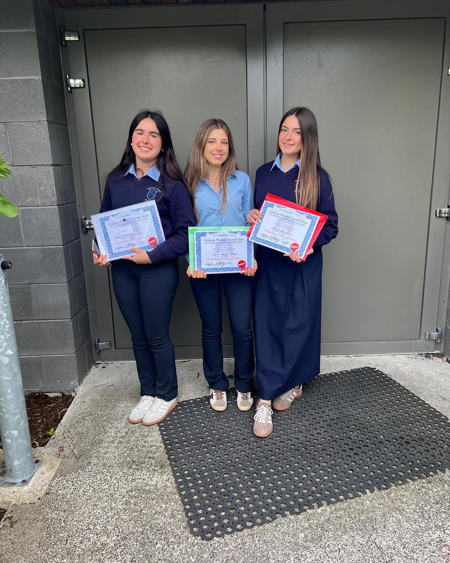Students with their end of year certificates after completing their TY year in Ireland ๐ฎ๐ช