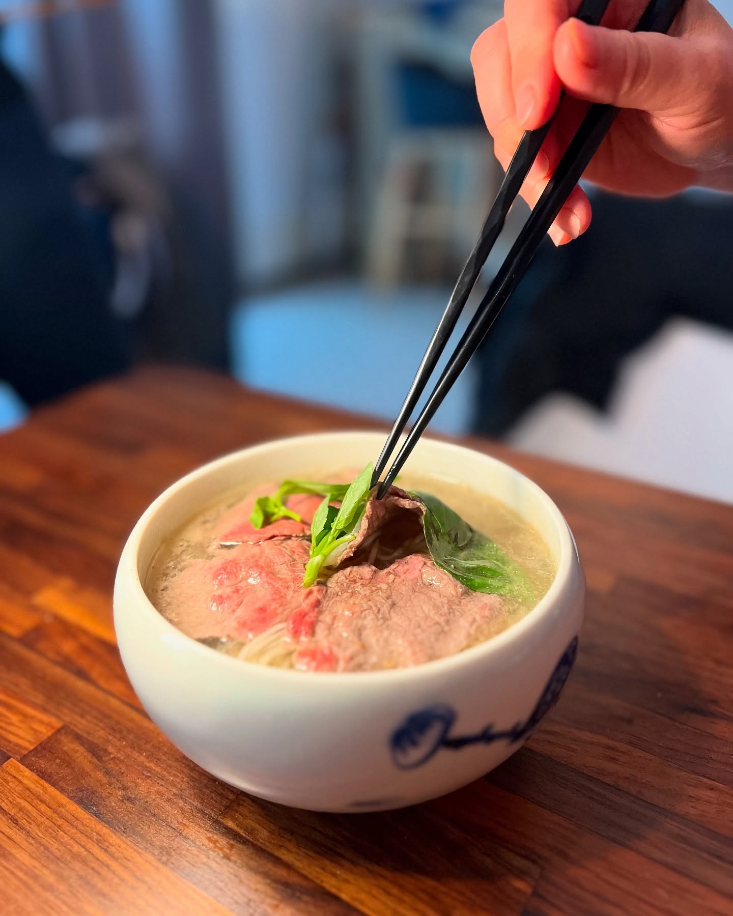 生牛肉汤面 | Beef Carpaccio Ramen
Swiss beef filet, fresh noodles and a flavorful broth - that‘s all it takes for our tastiest beef ramen soup!
Meet our new Beef Carpaccio Ramen — now on our new summer menu☀️🍻
Enjoy!:)