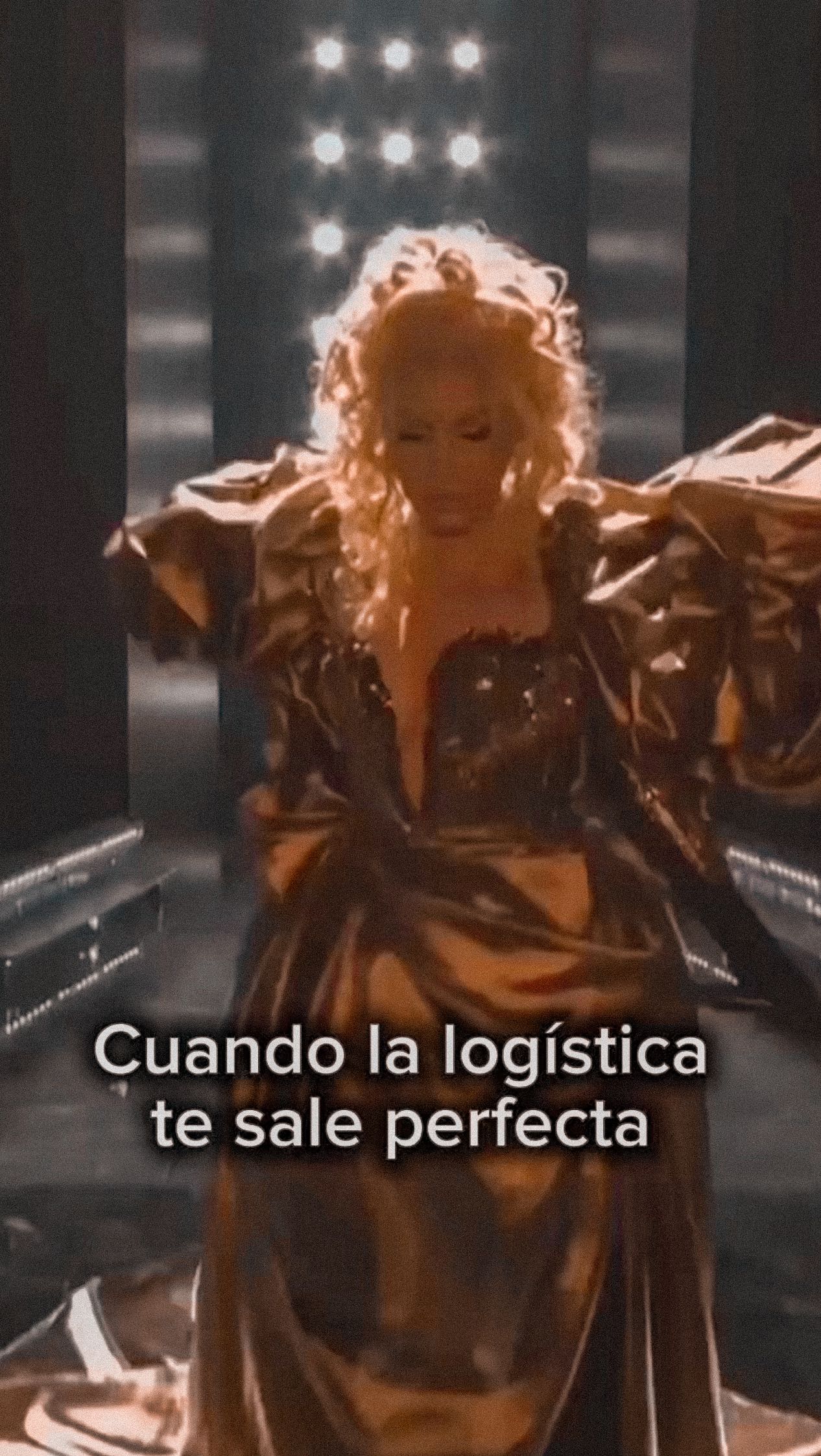 No es por presumir…
Bueno, sí es por presumir 😌
Cuando la logística del show sale perfecta, yo no camino…
Entro en *slow motion*, con viento en el pelo, y de fondo Ivy Queen gritando:
💁🏻♀️ *“¡La caballota, la perra, la diva, la potra!”*
Porque resolver TODO y que nadie se de cuenta ¡créeme! Es todo un arte😎
🎤 Y tú..
¿En qué momento te sientes *la caballota* en tu trabajo?
Cuéntamelo en los comentarios — o etiqueta a esa persona que también lo resuelve TODO sin despeinarse 💅
#MoodDeProducción #CaballotaVibes #BackstageQueen #roadmanager
