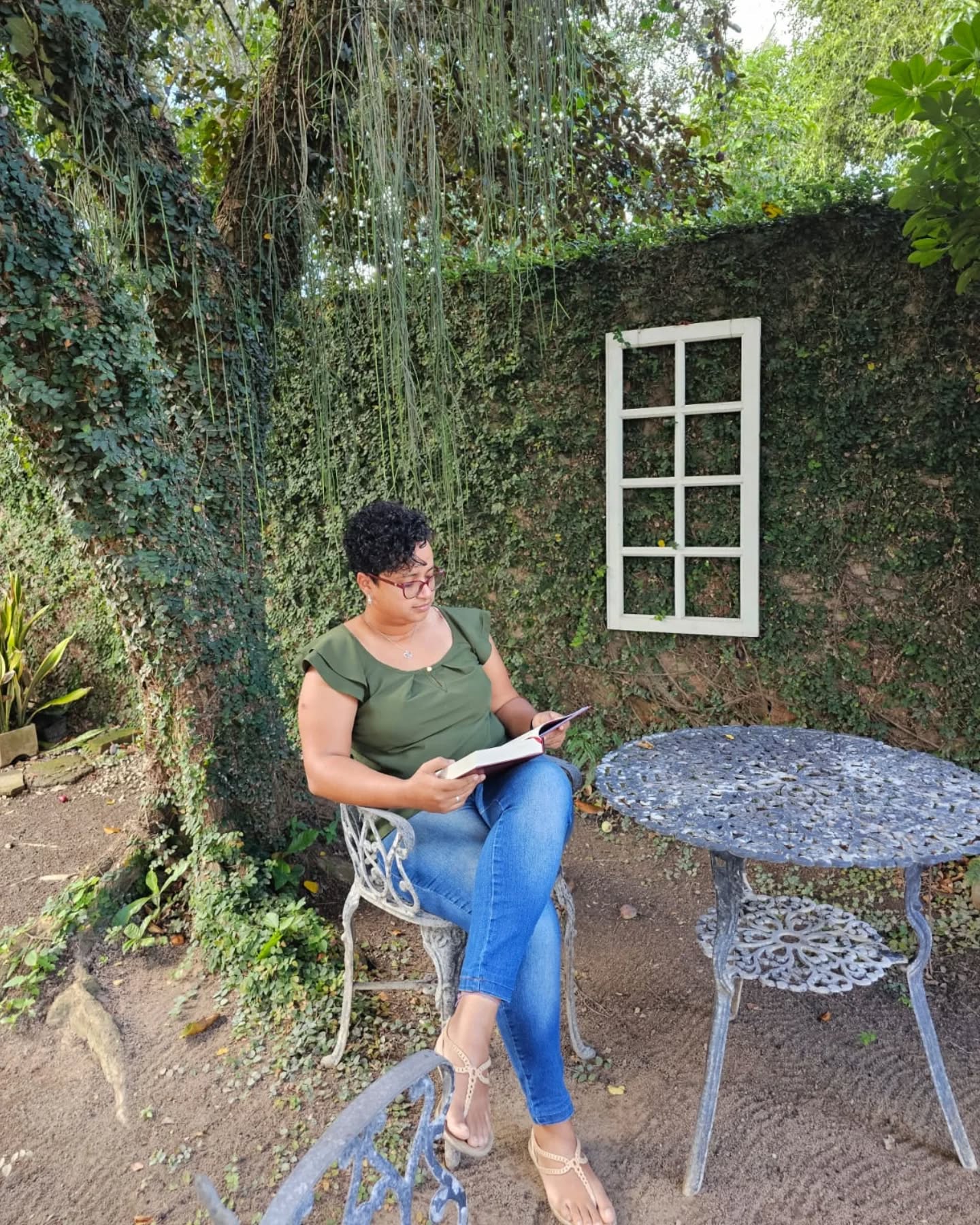 Imersa na energia vibrante de um evento verdadeiramente transformador, encontrei um refúgio para aprofundar a conexão com os ensinamentos ancestrais de Mulheres Que Correm Com Os Lobos.
Cada página, cada reflexão, transcende a simples leitura; é uma jornada viva que ressoa com a sabedoria selvagem, nutrindo profundamente a alma, despertando a intuição adormecida e clareando o caminho autêntico tanto na vida pessoal quanto nos desafios profissionais.
Uma fonte inesgotável de inspiração para abraçar a coragem inata e cultivar a resiliência diante das marés da vida.
#mulheresquecorremcomlobos