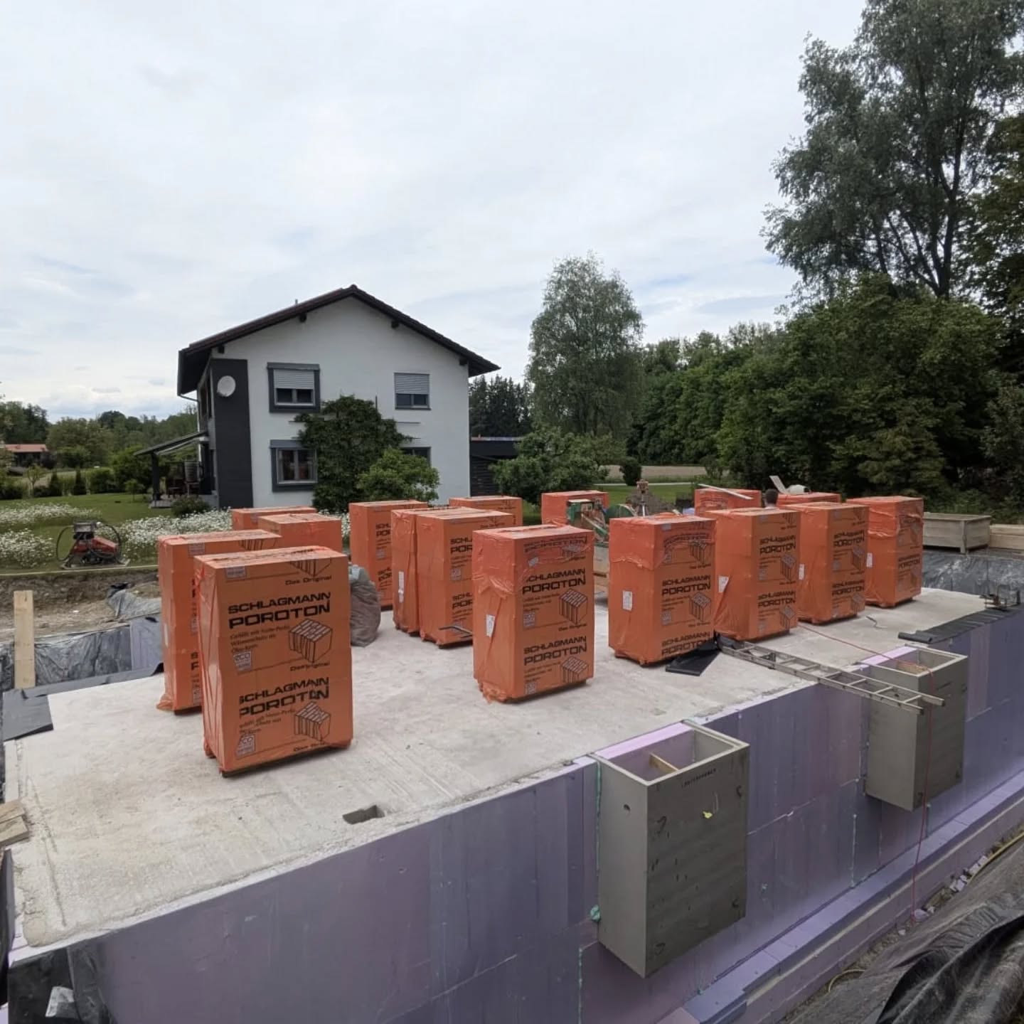 Tag 7
Heute nur zu zweit🤠🤠,
da Rest ist beim Gerüstbauen...👷👷👷
Erdung verlegt ⚡
Wasserdichte Lichtschächte montiert🏗️
Ziegel san geliefert worden, Außenwände angelegt.... moing kimmt da Bagger.....