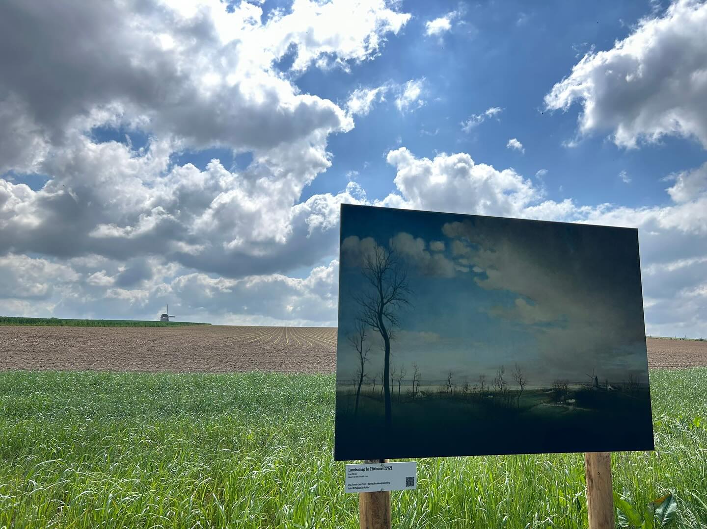 Het is zo ver… vandaag opent Buitenkunst van BOS+ in Maarkedal! Ga op wandel in de voetsporen van Valerius De Saedeleer en Leo Piron, twee Belgische kunstenaars die als geen ander het landschap van de Vlaamse Ardennen in op het doek wisten te vatten. Wandel langs echte meesterwerken op de plekken waar ze geschilderd werden, met de stemmen van het landschap en haar bewoners in je oren!
Buitenkunst van BOS+ is een outdoor tentoonstelling over een route van 6,8 km. Een initiatief van @bosplus in samenwerking met de gemeente Maarkedal, met verhalen en audio door @wilderhistories!
1. Landschap met Landschap te Etikhove, Leo Piron.
2. De Hollebeek, Valerius De Saedeleer
3. Routekaart met het prachtige artwork van @inezmaesart
4. Winter, Valerius De Saedeleer, in het lentelandschap
5. Visitekaartjes!
6. Sneeuwlandschap, Leo Piron (ja, het sneeuwde hier vroeger veel meer!)
7. Wilderhistorians @hannes_delanoeije en Ute Staes voor de Dromerijen van Leo Piron
meer info op www.wilderhistories.be/buitenkunst
