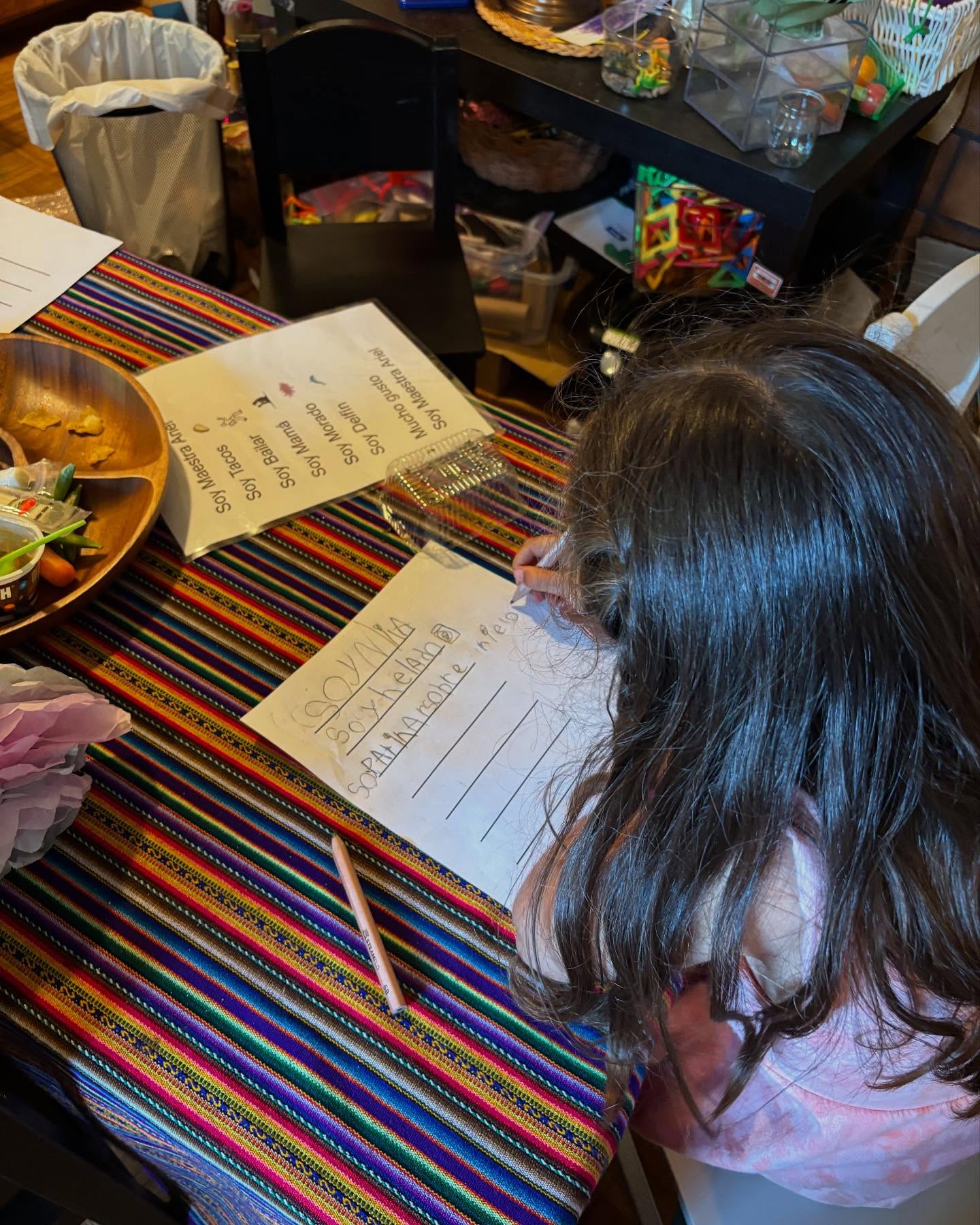 A escribir! Writing super simple identity poems helps develop and share a sense of self, reinforces the power of writing and self expression and letter formation!