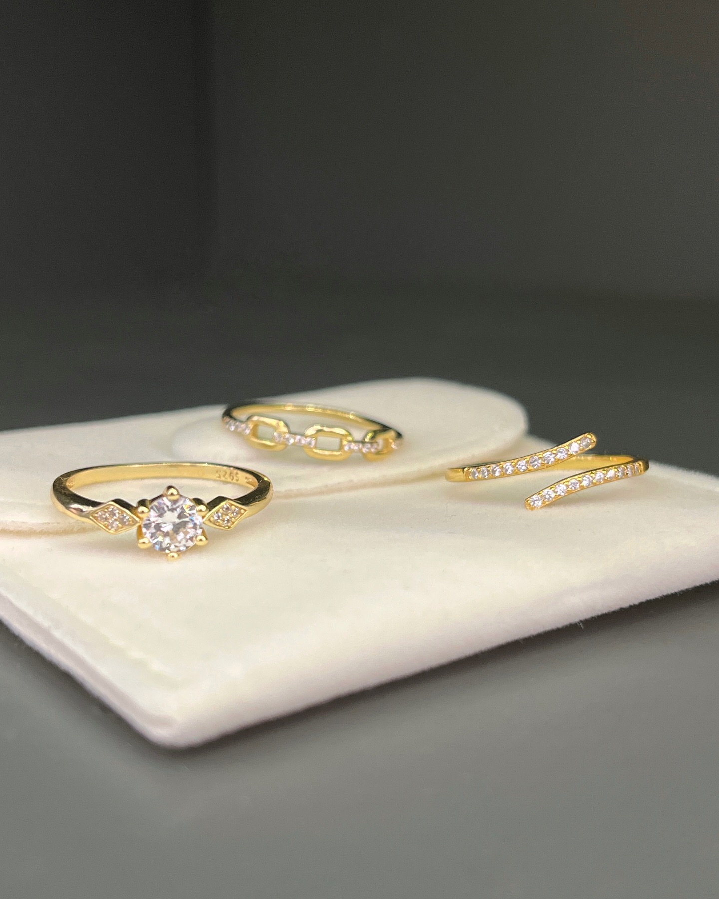 I dream in jewelry 🙈✨
www.alistajewels.com
#alistajewels #jewlery #rings #ringcollection #newcollection #jewelryaddict #jewelrylover