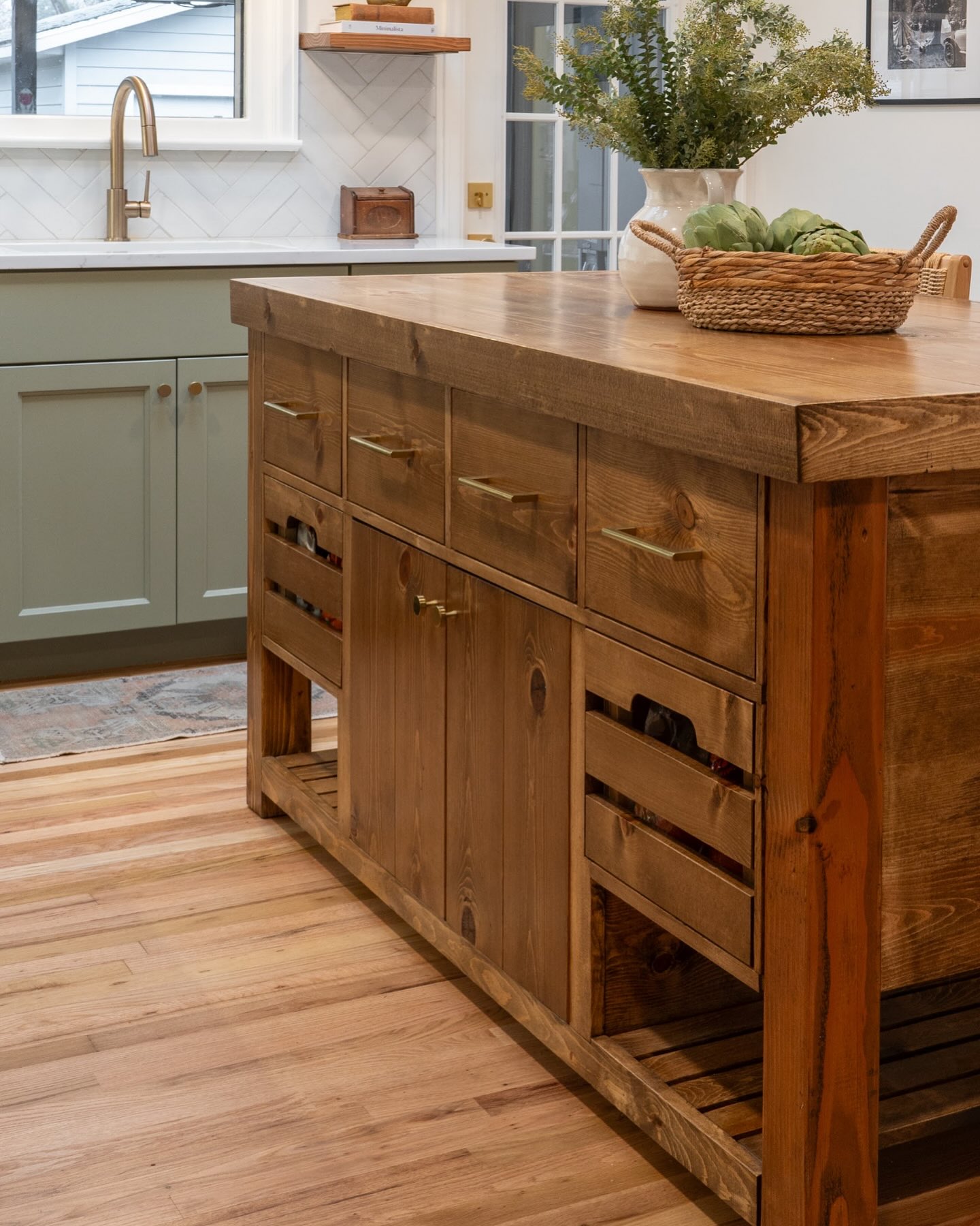 We don't always do in house custom carpentry, but when we do... it's pretty amazing 🙃 last summer the guys built this incredible island for our clients and it's just what the project needed! We were working in a smaller footprint so we needed additional storage, and we also wanted a more rustic, historic looking piece to balance the new cabinets and countertops. Brendan and Austin did an AMAZING job! So much so I've been bugging Brendan to build us a an island like this ever since 😂😂
#boisegeneralcontractor #boiseremodel #boiseinteriordesigner #kitchenremodel #boisecontractor
