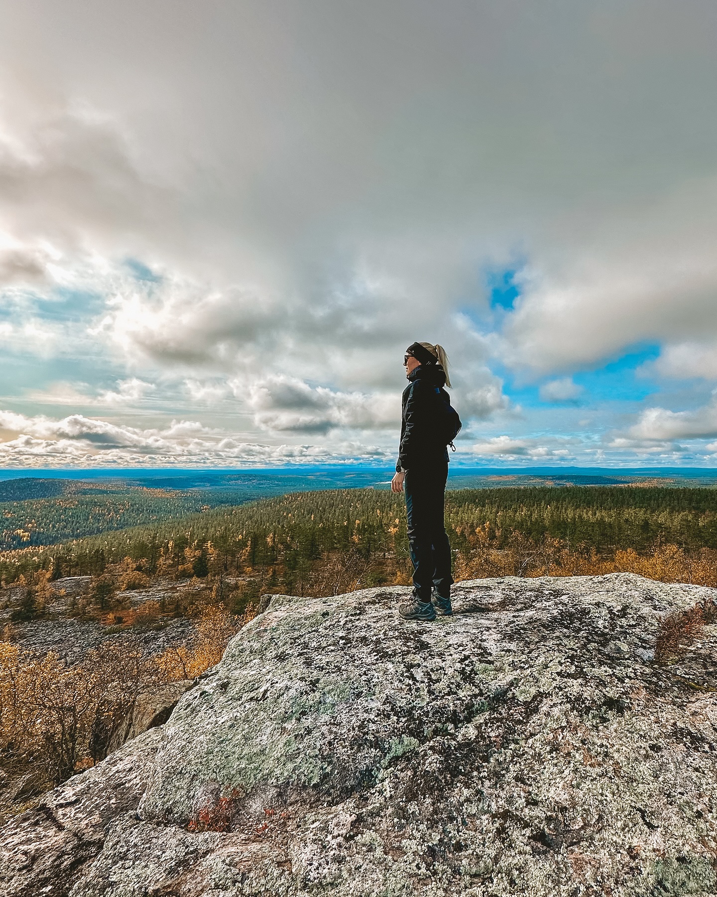 Vaellusretki Ylläksen keroille 🍃
Kesän uutuusretki vie sinut Sisu Outdoorin oppaan johdolla hiljaisille, pyöreälakisille keroille, joilla porot kulkevat ja tuuli kuiskaa.
🥾 Kuljemme syrjäisiä polkuja pitkin, pysähdytään katsomaan ja kuuntelemaan: lintuja, kasveja, poron jälkiä ja vanhojen kelojen tarinoita.
☕ Retki kestää noin 4 tuntia ja sisältää tauon maiseman äärellä, termarikahvien tai teen ja eväiden kera. Ei kiirettä, ei suorittamista – vain sinä ja kerot.
🇬🇧 A hiking tour to the keros of Ylläs 🍃
Our newest summer tour takes you with a Sisu Outdoor guide to the quiet, rounded keros of Ylläs – where reindeer wander and the wind tells stories.
🥾 We follow remote trails and stop often to observe and listen: birds, plants, reindeer tracks, and the stories held in ancient deadwood.
☕ The hike lasts about 4 hours and includes a break in the open landscape, with coffee or tea from a thermos and something to eat. No rush, no race – just you and the keros.
#sisuoutdoor #vaellus #hiking #kerot #ylläs #lapinluonto #slowhiking #kesänuutuus #luontoelämys #retkelle #hikingfinland #explorelapland #sisukkaastiseikkaillen #visityllas