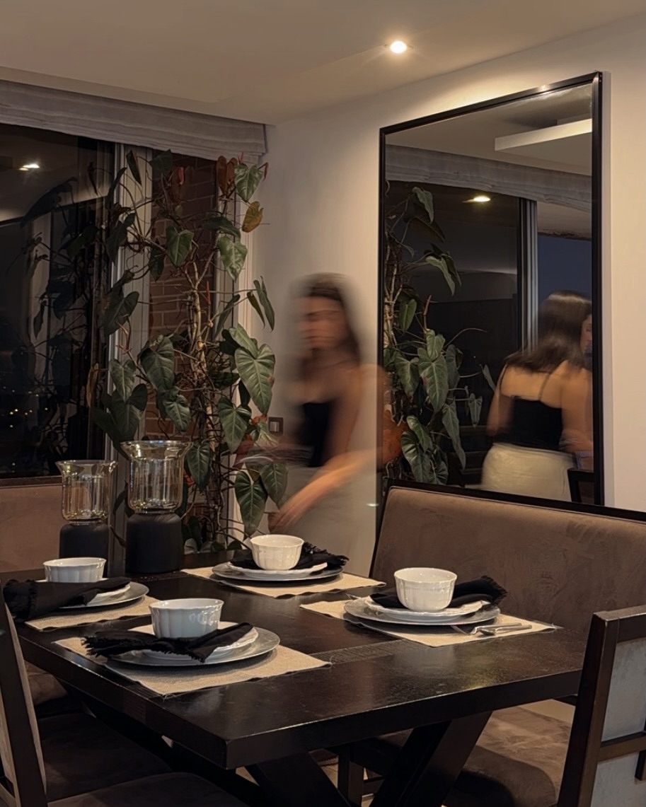 Friday is the perfect excuse to slow down, set the table, and host with heart.
Tonight, Isabela takes the spotlight — bold, elegant, and full of quiet strength. Because it’s never just about dinner, it’s about creating an experience where every detail says you belong here.