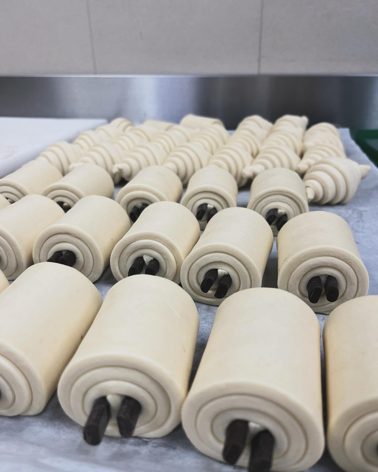 From dough to golden — just proofed and baked.
Slide 1: fresh rolls
Slide 2: the final glow-up 🥐✨