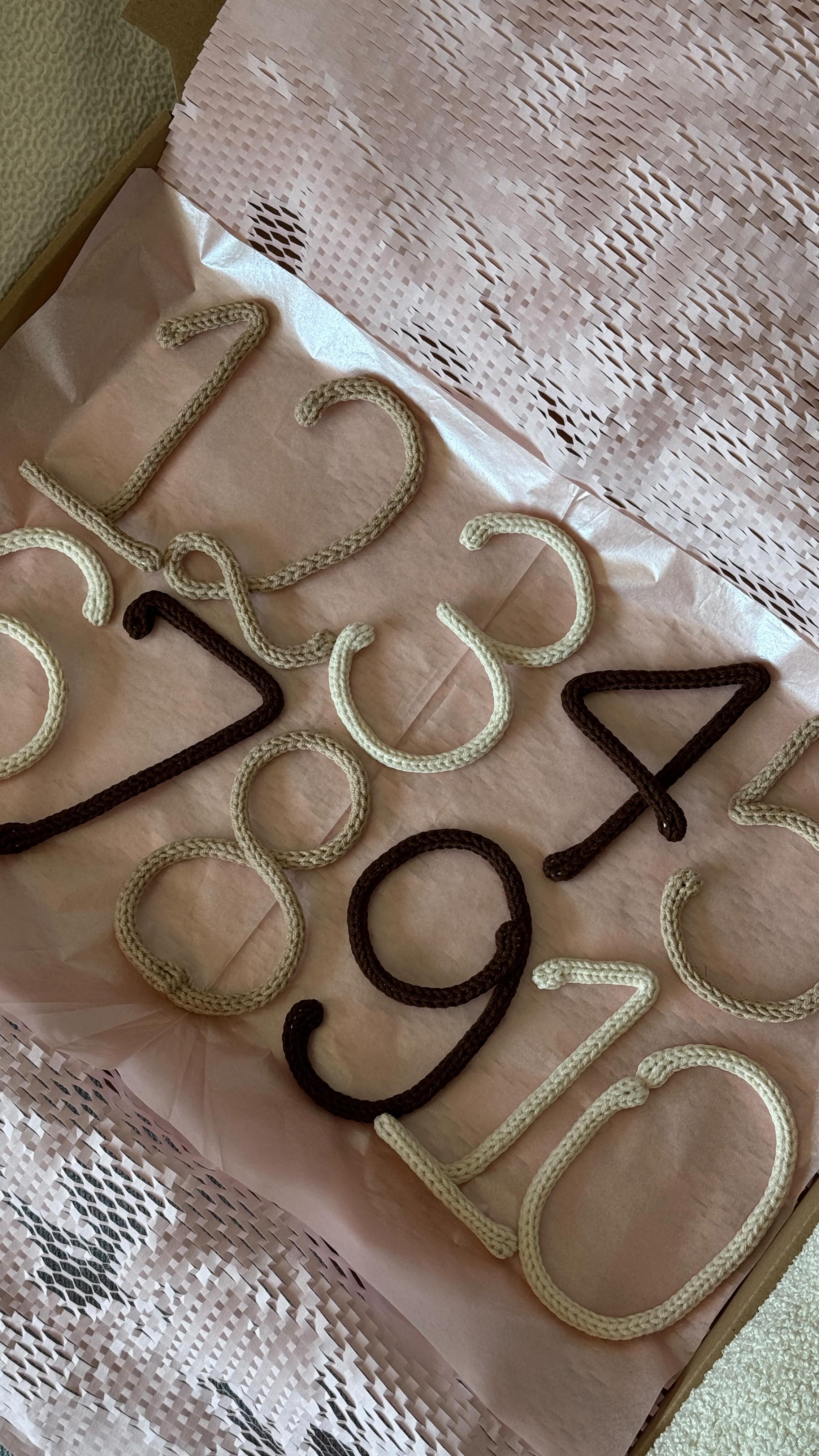 Když se teď dívám na svou dvouletou dceru, nemůžu uvěřit, jak rychle to uteklo.
Ještě nedávno jsem ji chovala v náručí jako maličké miminko… a dneska už běhá po bytě a směje se nahlas svému vlastnímu světu.
Pamatuju si, jak moc jsem si přála zachytit každý jeden měsíc jejího prvního roku.
To, jak rostla, jak se měnila, jak se z miminka stávala osobnost.
Jak měla každý měsíc jiný pohled, jiné ručičky, jiný výraz…
⠀
A právě z té touhy vznikla tahle sada pletených číslic – něžná dekorace pro všechny maminky, které cítí to stejné.
Protože první rok miminka je opravdu výjimečný. A my si ho chceme pamatovat navždy.
⠀
🤍 V sadě najdete ručně pletená čísla, ze kterých vytvoříte měsíce 1–12.
Jemné barvy, měkoučký materiál a možnost zvolit si svou vlastní kombinaci odstínů.
⠀
✨ Malý detail, který pomáhá uchovat ty největší vzpomínky.