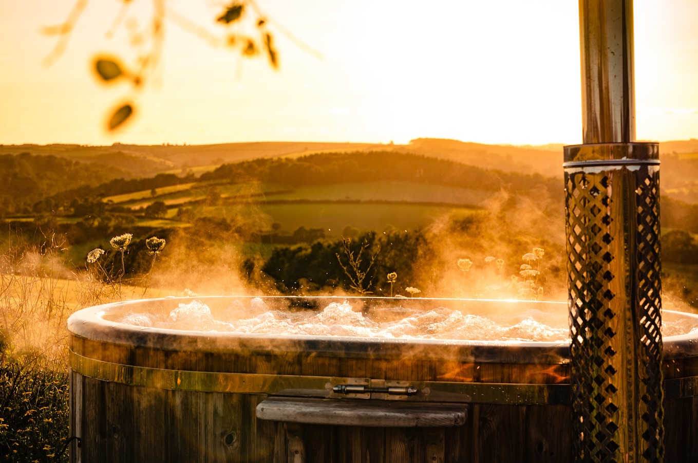 Bubbles and bubbles 🥂
Private wood fired hot tub, no chemicals just natural spring water from the spring on the farm, seasoned logs from our woodland and total quiet and seclusion. Cheers to that 🍾
📸 @amysampsonphoto
#hottub #cabin #devon #romantic #countryside #bubbles