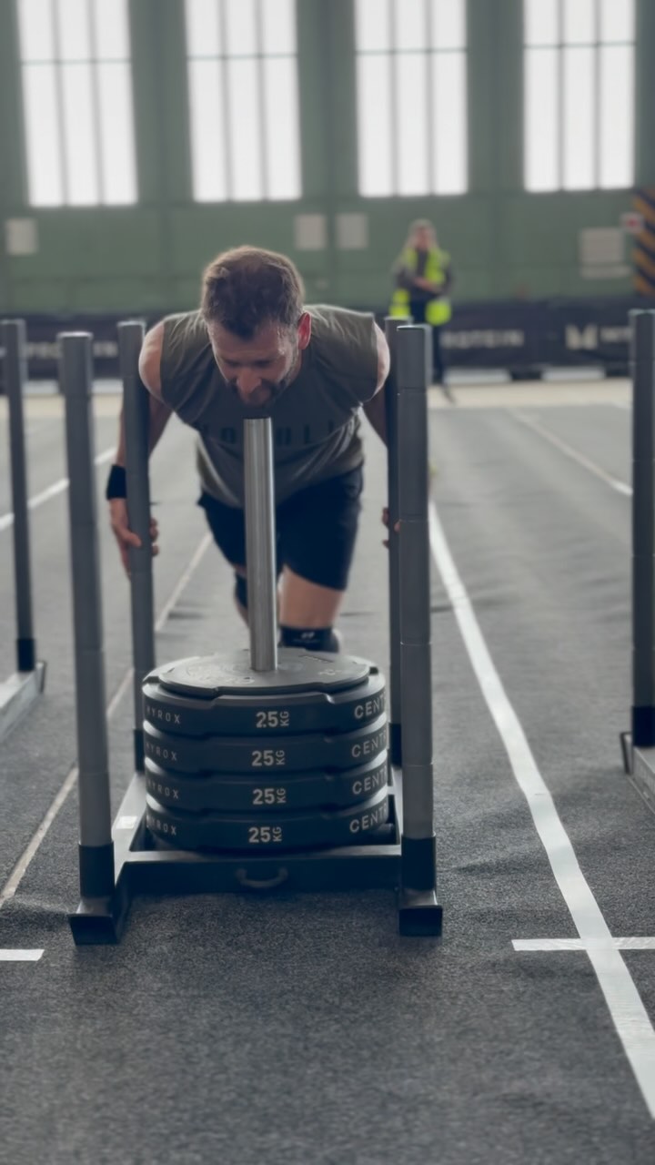 HYROX Berlin!! Das war eine richtig leiwande Strecke!! Open Air, breite Laufstrecke, beste Roxzone und nasse Wallbals🌦️😅. Alles in allem der beste HYROX den ich je gelaufen bin!🔥🔥🔥
Danke an das beste Kamerakind/best Trainingsbuddy/partner in crime - @ni.ki.tha 😘
#hs_training #functionalfitness #functionaltraining #hybridtraining #personaltraining #run #neverstopcompeting #sportvienna #gesundeswien #hyrox #fitness #concept2 #skierg #sletpull #hyroxprep #highsociety #hyroxberlin #berlin