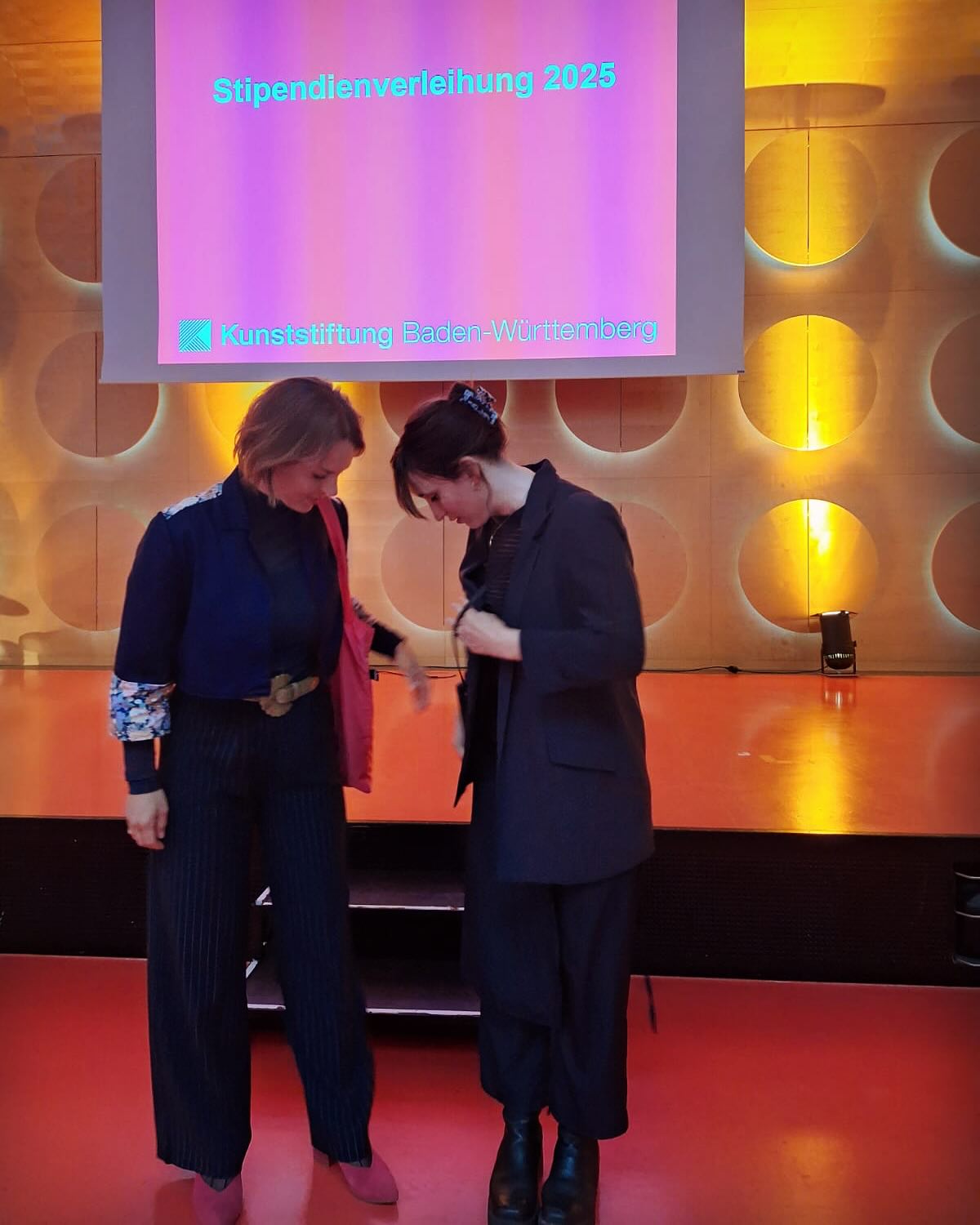 @kunststiftung_bw DANKE!!!!! für das Jahresstipendium Literatur 🫶💋 ✨gestern war die Preisverleihung und 24 Stipendiat*innen wurden gefeiert & ich freue mich so sehr, eine von 5 Literaturstipendiat*innen sein zu dürfen. Neben mir wurden auch @piabirkel @lucialeidenfrost @tefan_tommer und David Jokschat ausgezeichnet und unterstützt (oder wie so oft lustigerweise "gewonnen" gesagt wurde, als ob wir ausgelost wurden ....)👏herzlichen Glückwunsch euch allen 🎈Für mich ist es das erste große Stipendium und ich bin so dankbar für die finanzielle Unterstützung und die Wertschätzung, die mich weiterschreiben lässt 😌 (-> zweites Buch. News zum Debüt folgen soon💫) - denn you know: wir befinden uns in einem politisch repressiven Klima - Kürzungen im Kunst- und Kulturbereich überall und so viele meiner Freund*innen und Kolleg*innen sind so präker und verzweifelt und uns fehlt gerade allen der Optimismus und die Kraft immer wieder neu anzufanzen oder weiterzumachen ... Deshalb empfinde ich umso mehr Dankbarkeit, dass ich so lucky bin, diese finanzielle Unterstützung der Kunststiftung erhalte, die nichts von mir als Gegenleistung möchte. Lässt mich kurz hoffen, das Kunstmachen und Schreiben trotz allem und vor allem jetzt Sinn macht💕 Danke, my big love @mumukry fürs Mitkommen, Mitfeiern und tollste Fotos machen und an mich glauben 🧚🏻♂️ @sascia.bailer (du warst sowas von dabei!) 💜Grüße und Bewunderungen gehen raus @alfred_noscock @therealsophieherzog und @dny.a @carlotta__lipski @julianmaierhauff -> danke für eure mega performances! pic credits @carlotta_sophia #literatur #stipendium #kunststiftungbadenwürttemberg