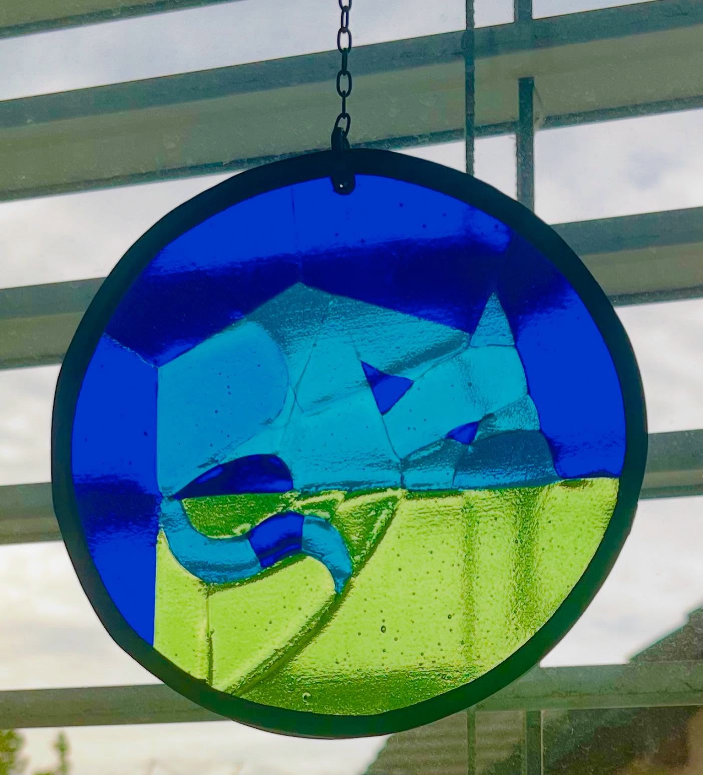 The first fused piece in my tiny kiln. When I hung it I suddenly felt it would crack, so gave it a lead frame… I don’t know if it was necessary or not, but didn’t want it to break. And also the dges were not very nice, so it’s better like that 😊
#kittycat #annabies #fusedglass #stainedglass