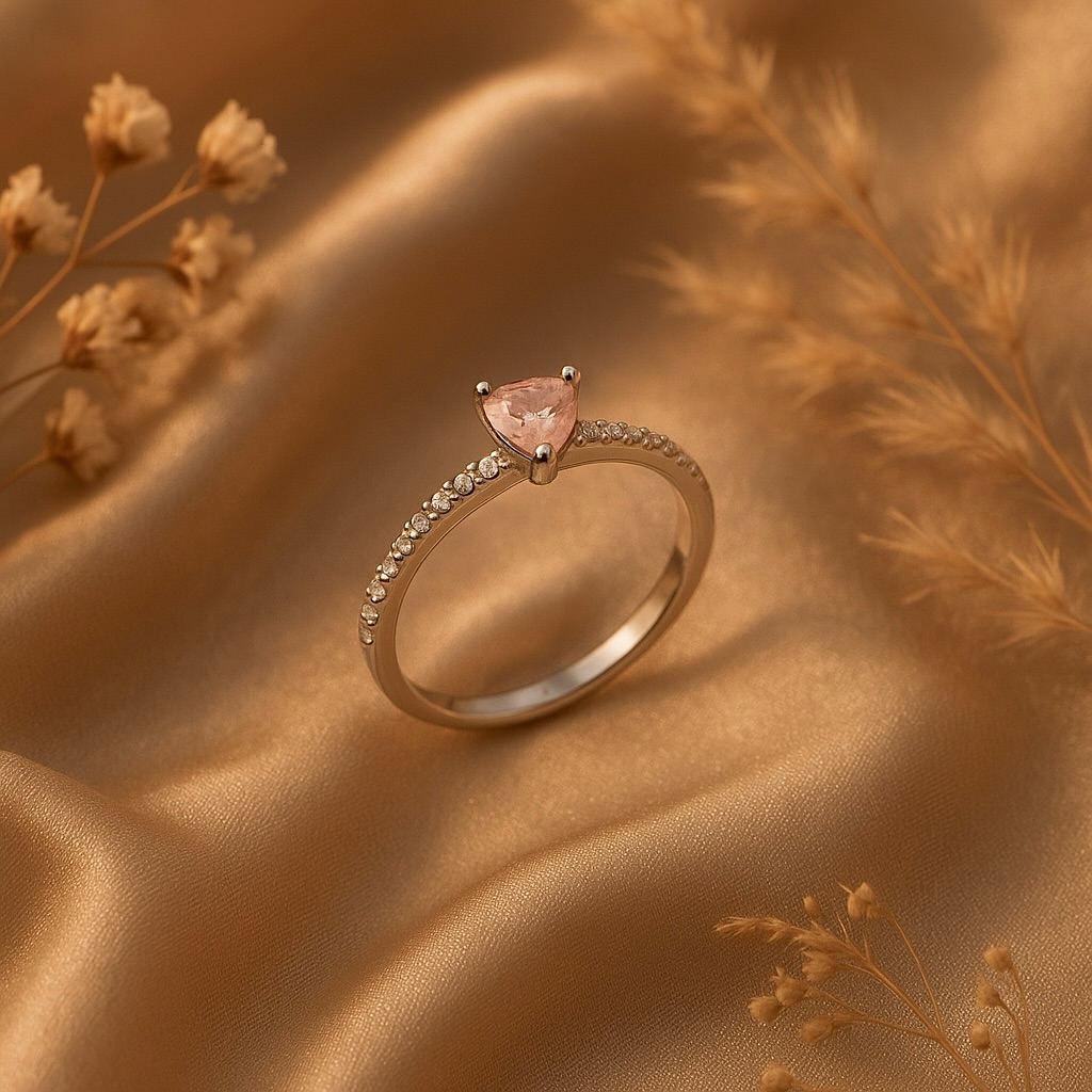 Corus: l’anello del cuore in argento 925.
Ogni sua variante – dalla purezza del bianco alla dolcezza del rosa, dal fascino del verde oliva al calore dell’ambra – racchiude un’emozione, un legame unico con chi lo indossa.
🌸 Disponibilità limitata! Scopri gli ultimi pezzi su www.nicarejewels.com