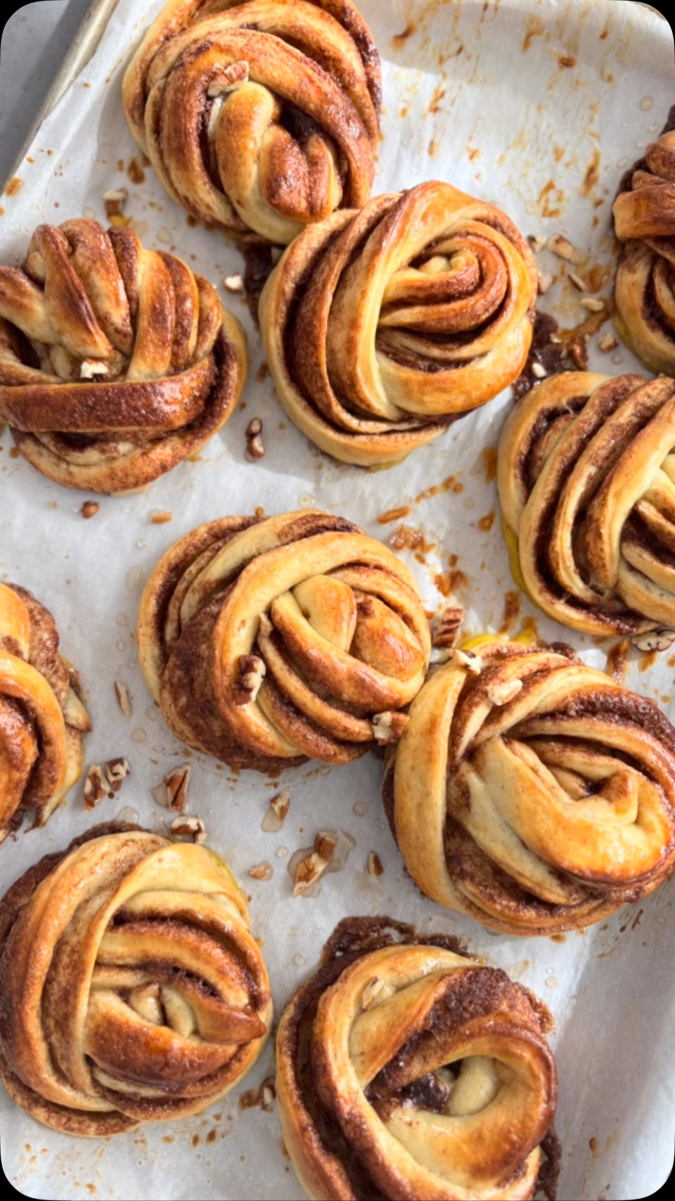 ALERTE CANNELLE!
Voici mes Kanelbullars au levain…
Des brioches scandinaves roulées à la cannelle et à la cardamome avec amour, façonnées à la main et fermentées tout en douceur grâce à La Bête.
C’est moelleux, c’est caramélisé, c’est un câlin sucré venu du Nord…
Et le meilleur? Ça se congèle super bien (en théorie… parce qu’en vrai, y’en reste jamais assez longtemps pour tester).
Qui veut la recette?
#kanelbullar #kanelbullars #briochelevain #painaulvain #briochescandinave #recettelevain #levainnaturel #lamienomade #faitmaison #boulangerieartisanale #cardamomelove #slowfermentation #comfortfood #viennoiseriemaison #fermentationnaturelle