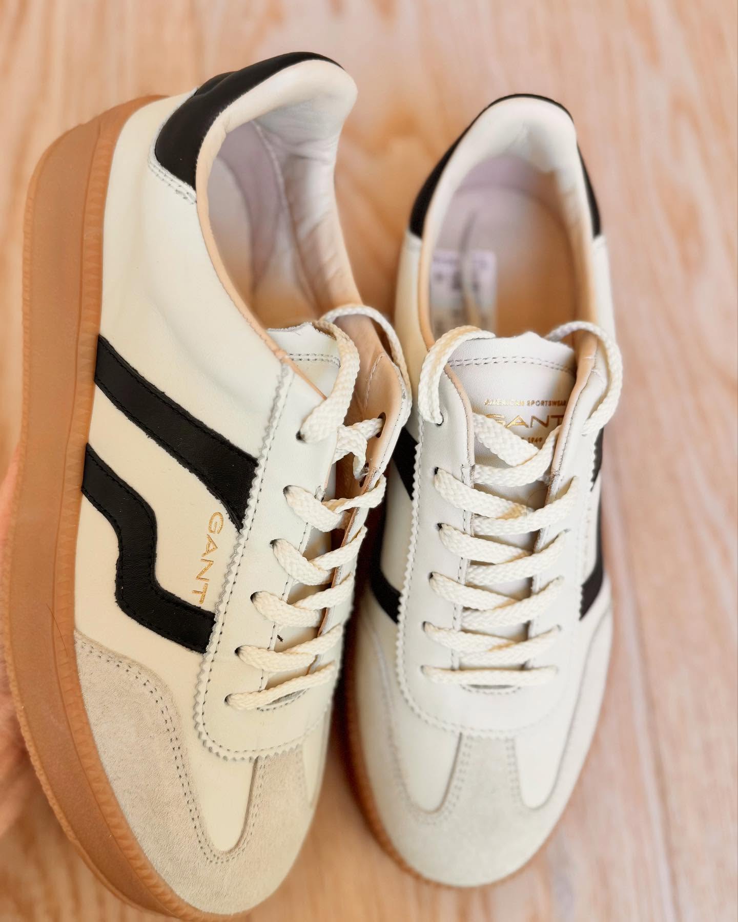 Neu bei Kampa Freising:
Plateau-Sneaker von GANT – cleanes Design, dezente Höhe und richtig bequem.
Ideal für den Alltag, ohne auf Stil zu verzichten.
Jetzt im Schuhgeschäft Kampa entdecken.
#kampafreising #gant #plateausneaker #schuhliebe #freising #neuimladen
#kampafreising #schuhgeschäftfreising #plateausneaker #neuimladen #freising