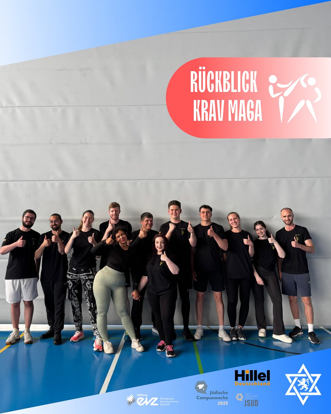 Am 18. Mai 2025 trafen sich Studierende auf dem Campus der Goethe-Universität, um an einem fünfstündigen Krav-Maga-Seminar teilzunehmen – organisiert von Hillel Frankfurt und dem VJSH, gefördert von der EVZ und dem JSUD. Bereits beim Empfang gab es eigens designte T-Shirts als sichtbares Zeichen der Gemeinschaft.
Unter Anleitung erfahrener Trainer*innen standen neben einer kurzen Aufwärmphase vor allem folgende Inhalte auf dem Programm:
• Grundlegende Stand- und Blocktechniken, um Drohbewegungen frühzeitig zu erkennen und abzuwehren
• Hebel- und Befreiungsgriffe gegen Griff- und Würgeangriffe
• Deeskalations- und Fluchtstrategien für den Notfall
• Psychologische Selbstbehauptung, damit man in Stresssituationen handlungsfähig bleibt
Die Wahl des Campus als Veranstaltungsort war Programm: Hier machen wir unsere jüdische Präsenz sichtbar und stärken zugleich unsere Resilienz. So setzen wir ein klares Statement – wir bleiben fest verwurzelt auf unseren Hochschulen, lernen, uns selbst zu verteidigen, und lassen uns nicht vertreiben.