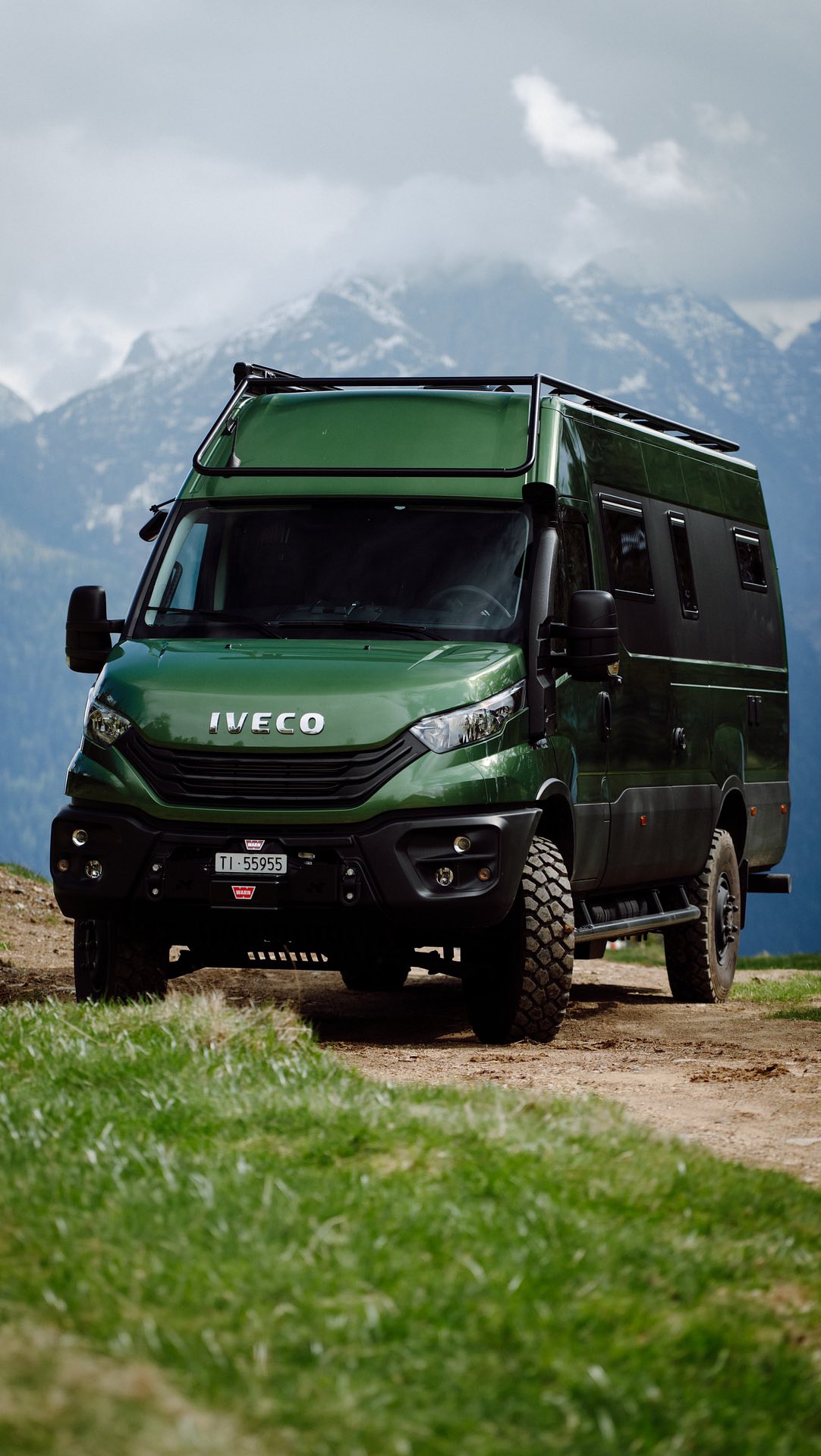 🚐 IVECO Daily 4x4 – bereit fürs Abenteuer!
Ausgebaut für einen besonderen Kunden. Als Dank gab es eine Einladung in die Berge seiner Heimat.⛰️
Schön, wenn solche Projekte zu Freundschaften führen.
Danke an @andographie für die atemberaubenden Aufnahmen und das Durchhalten auf dem Quad beim Filmen! 🙌📸
#ivecodaily4x4 #campervanconversion #offroadcamper #kundenprojekt #freundschaftdurchhandwerk #vanlife #vanbuild #berge #danke