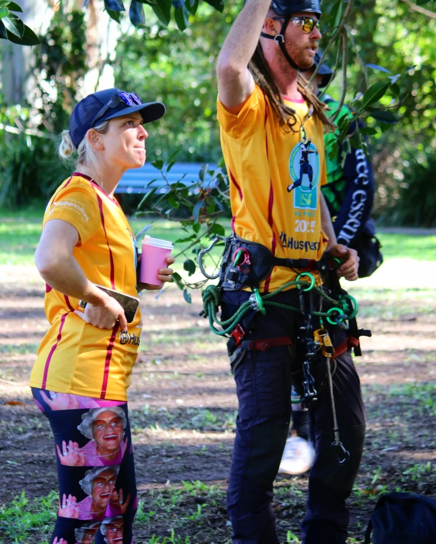 Asia Pacific Tree Climbing Comp 2025 Day 1 and the inaugural wearing of the @australiantreeclimbingteam granny tights worn at a comp. This event is called Aerial Rescue and simulates an injured climber stuck in a tree that requires saving. I found the tights helped the hypothetically injured climber relax and not think about their "broken leg" too much ☺️🧑🏼⚕️🏥🌳
Thank you @eggyisme for the photos! 🥰