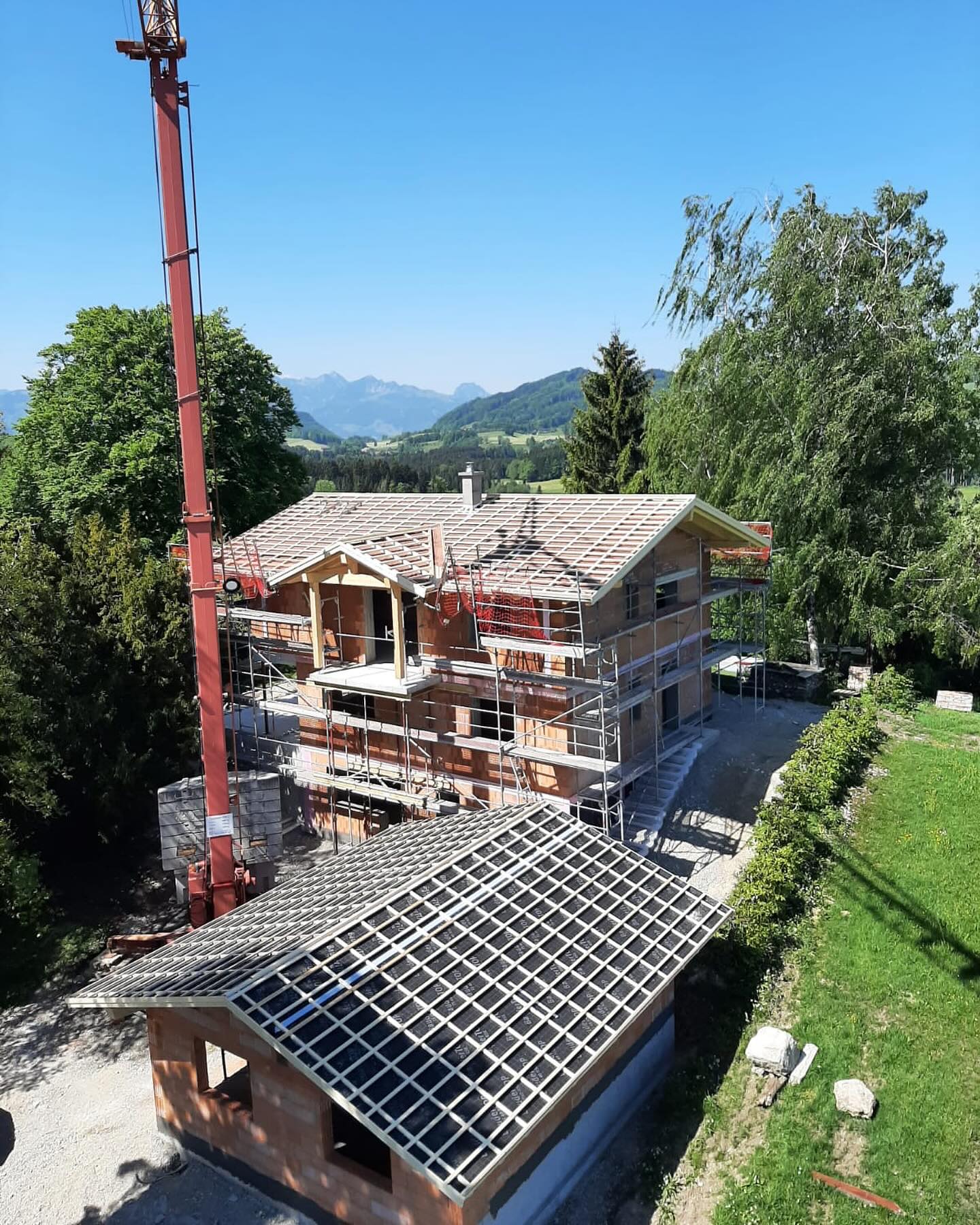 NEUES PROJEKT AM SAMERBERG🏗️🏡
Wir sind gerade dabei, ein Einfamilienhaus mit Sichtdachstuhl, zwei Gauben und einer Garage aufzustellen.
Das Wetter spielt mit, die Aussicht ist top - was will man mehr.🌞⛰️
Schön zu sehen, wie aus Holz, Erfahrung und Teamarbeit Stück für Stück ein Zuhause entsteht. Genau das macht unser Handwerk aus.⚒️
#neuesprojektläuft #sichtdachstuhl #einfamilienhaus #zimmererarbeiten #teamarbeit #gaube #holzbau #handwerk #zimmererhandwerk #samerberg #topaussicht #hausbau2025 #zimmerertreffpunkt #zimmerer_auf_insta #zimmereiniederthanner #inntal #rosenheim #brannenburg #nussdorfaminn #bauenmitholz
