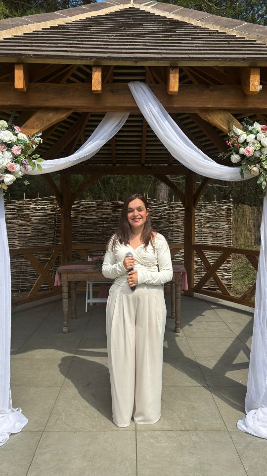 I love singing the classics and old favourites, but I'm always adding new songs to my set list and this gorgeous tune is one of my favourites! It's always nice to take new songs out for a spin at a wedding fayre, what do you think of this one?!
#singer #weddingsinger #weddingfair #singingcover #lovewhatyoudo #lovesongs