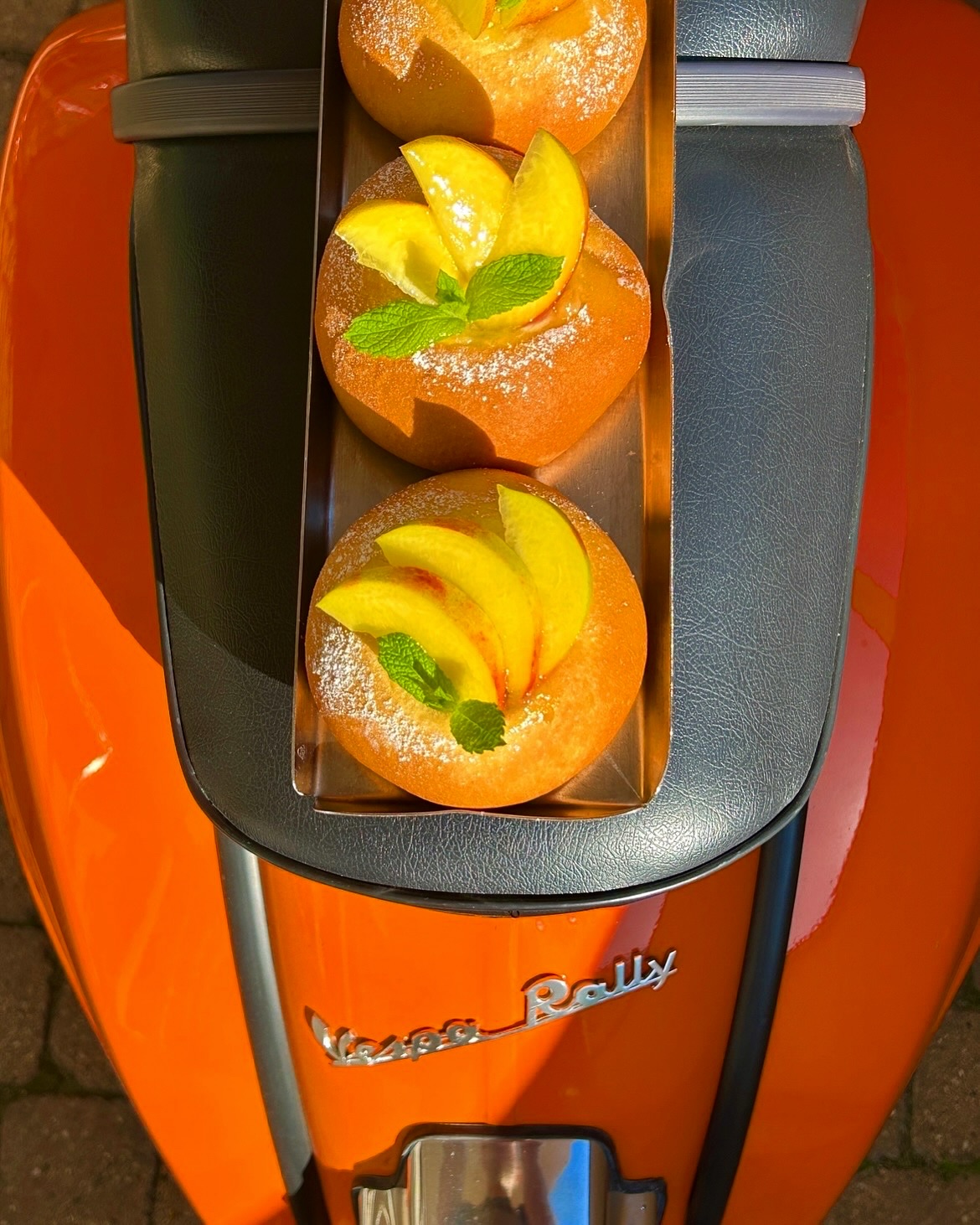 In queste soleggiate giornate di primavera arrivano le nostre Veneziane pesca e zenzero🍑 🌿
.
.
.
.
#bacilieri #pasticceriabacilieri #primavera #spring #peaches #pesca #zenzero #brioches