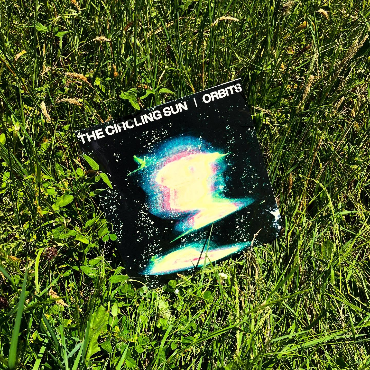 The Circling Sun - Orbits :
Disque 12 pouces
180g
Vinyle noir
Trans magenta 🩷
Trans Green
Pochette simple avec rabats extérieurs
Un projet signé @soundwayrecords
Gravure et mastering @thecarverystudio
Design @kenny_sterling_
Merci pour votre confiance ! 🙏
————
The Circling Sun - Orbits :
12 inch LP
180g
Black vinyl
Trans magenta 🩷
Trans green
Simple sleeve with external flaps
Project by @soundwayrecords
Lacquer and mastering by @thecarverystudio
Design by @kenny_sterling_
Thanks for the trust ! 🙏