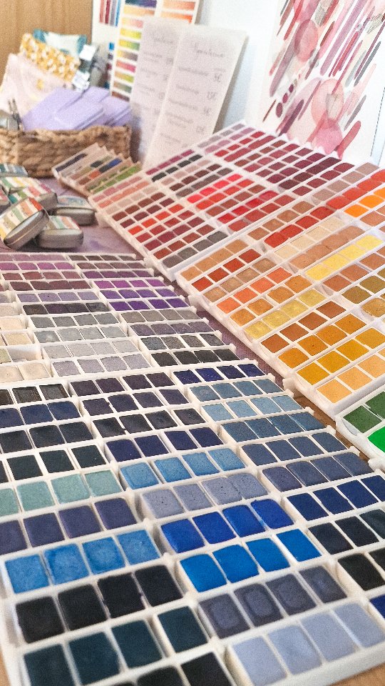 24h après le clap de fin
Tout ça est passé si vite 😱 j'ai même pas eu le temps de faire tous mes trocs et de prendre des photos de tous les stands !
Plein de merveilleuses decouvertes et de jolies rencontres
Très fière de me dire que je peux partir en marché toute seule, par contre vla la fatigue et le contre coup derrière 😅
Je pensais qu'en une journée je serais remise
Mais que neni !
Au dodo tôt et pas de réveil avant 10h demain !
#lepigmentarium #sundaymarketdijon #aquarelle #lepigmentarium #artisanatfrancais #aquarellefrance #couleurs #aquarelleartisanale #aquarellepailletée #artisan #dijon #marchedecreateur