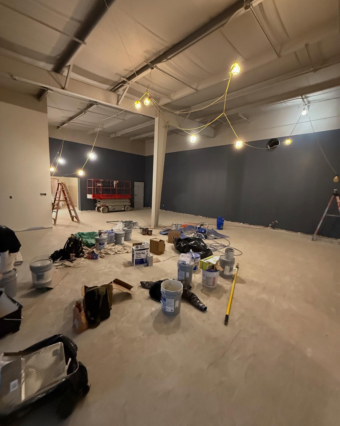 Being a commercial painting company calls for a high caliber team who can execute and who are specialists, yet remain learning of new methods and coatings. We’re thankful to be a partner of Hard Rock Concrete Cutters, a great company that’s relocated their HQ to northwest Indiana from Illinois. Our team has done the inside including accent colors and we’ll be tackling the exterior and trimming as well. Shoutout to @housetohomenwi as well for the design guidance with the client. And shoutout to @swpaintpros for assisting on some items as well. #guardianpropainting #illinois #chicago #indiana