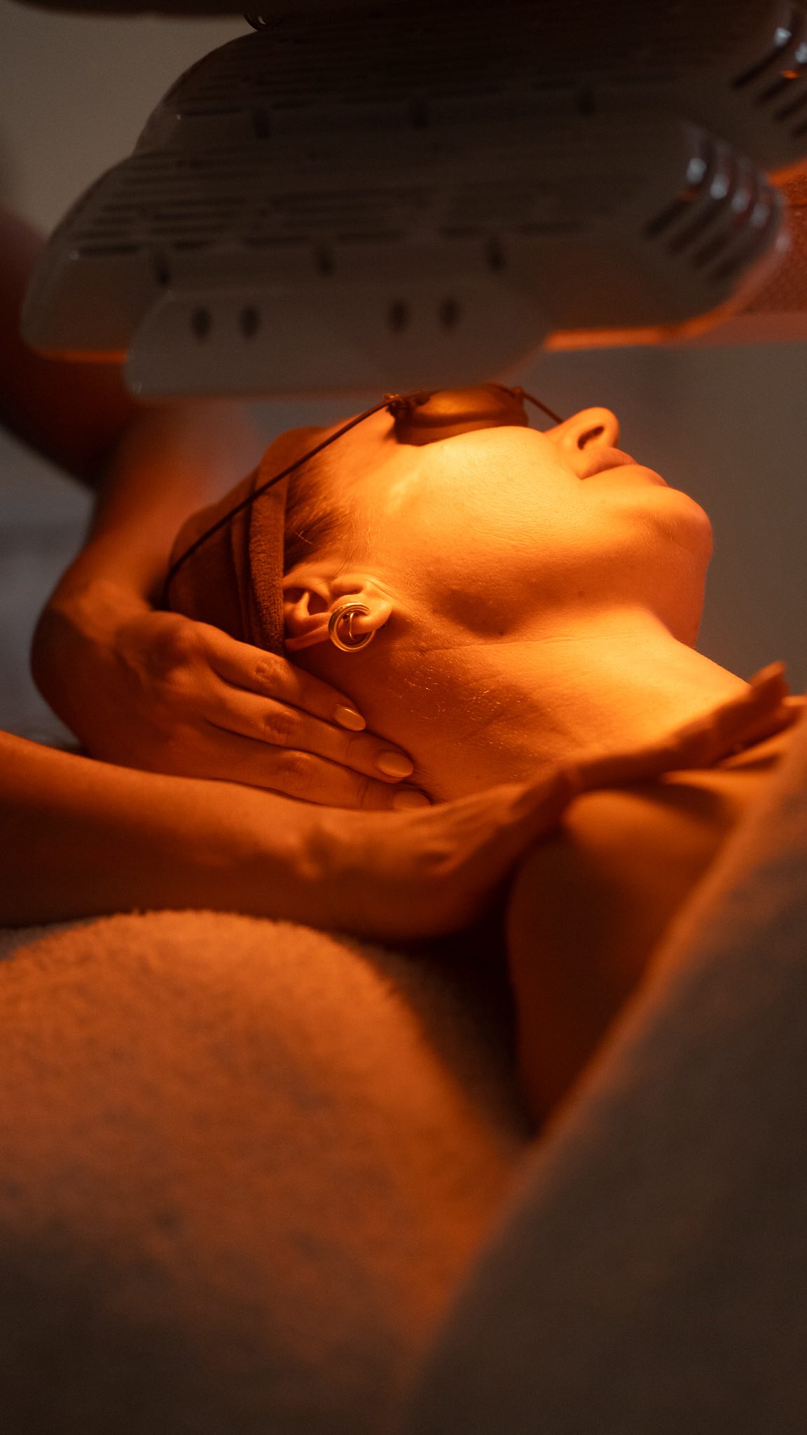 There is truly no better feeling than walking out of a facial with skin that feels clean, hydrated, and absolutely glowing. It’s more than skincare—it’s a moment to pause, reset, and give yourself the care you deserve. Whether it’s clearing congestion, hydrating dry skin, or just taking time to unwind, a facial is the kind of self-care that gives instant results you can see and feel. ✨💆♀️
#glowglowing #selfcare #facialtreatment #advancedskincare #aucklandbeautyclinic #glassskin