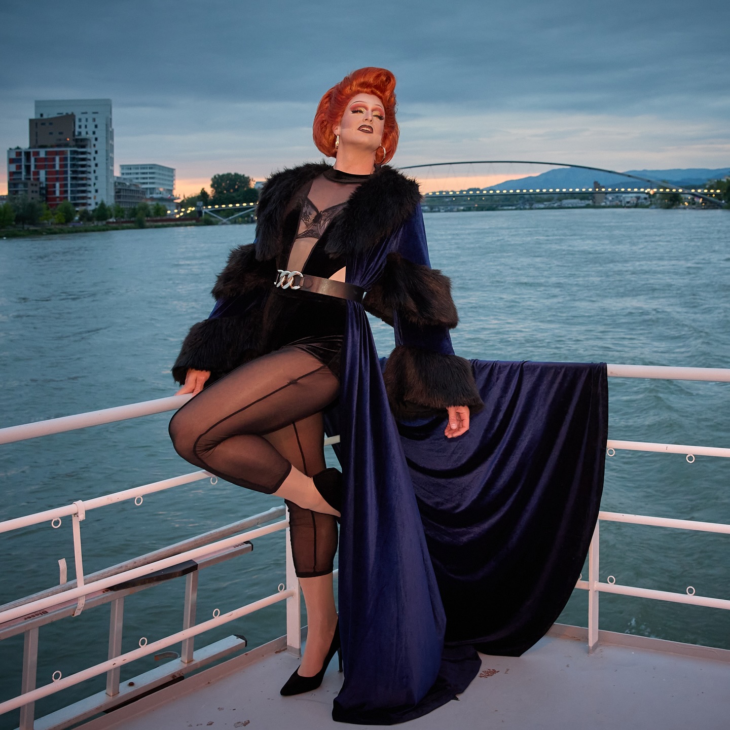 “She didn’t wait for the stage — she built one on the water.”
No spotlight? No problem.
Give me a railing, a breeze, and a reason to serve silhouette —
and I’ll give you a moment you won’t forget.
#OdetteHellaGrand 🛥️
#floatingfierceness #dragwithoutlimits #glamouroverseas #dragqueenluxury #baselbyboat #queenevening #makewavesdarling #navycouture #sexyandswiss #highheelsonthehighseas #europeanextravaganza #dragqueenstyle
By @wimanphotography