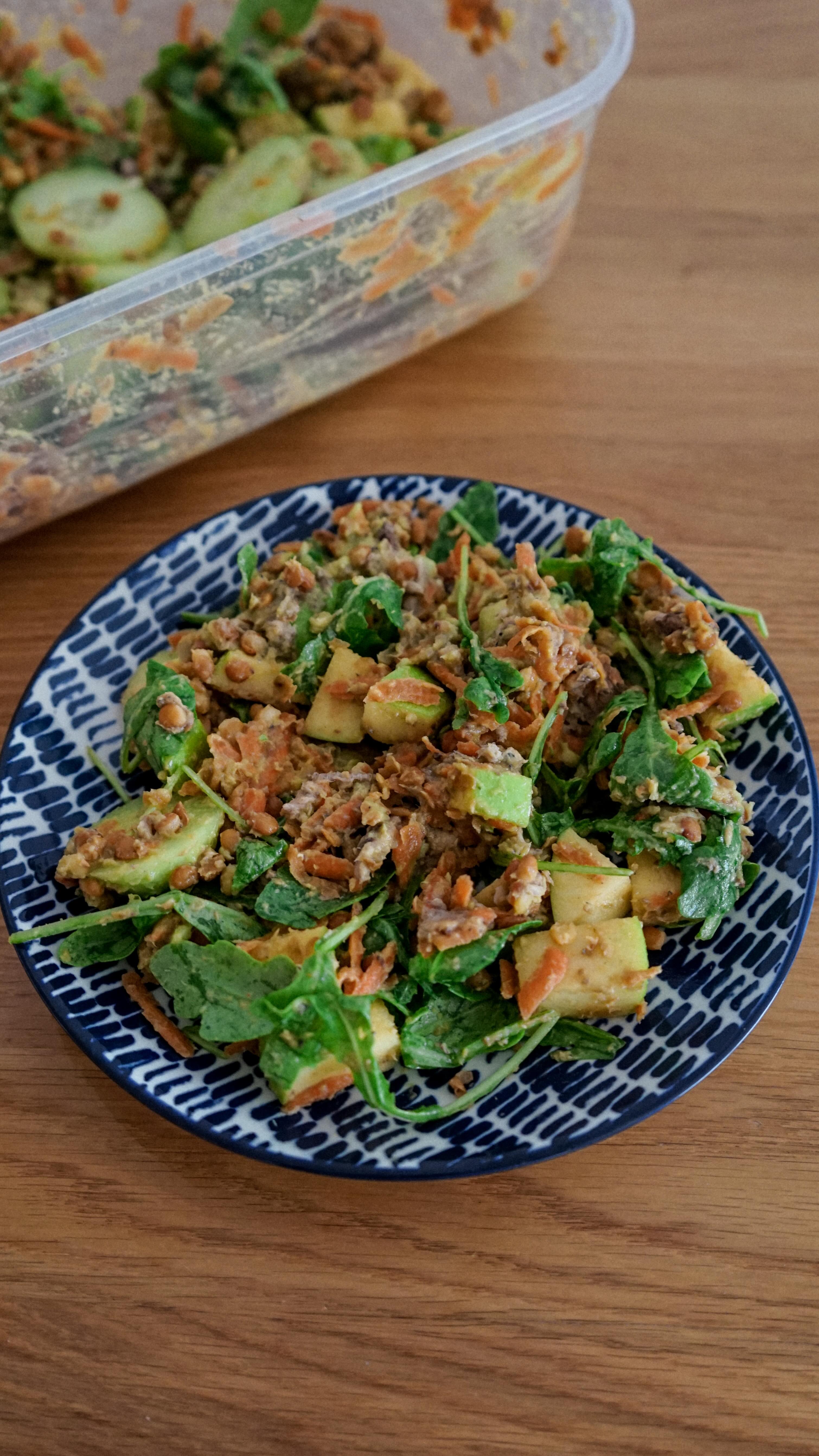 La ensalada perfecta 🥗💪🏽
Fresca, saciante y lista en 5 minutos 💥
Ingredientes (2 raciones):
- 200g de lentejas cocidas
- 1 lata de sardinas en aceite de oliva
- 2 cucharadas de guacamole
- 2-3 puñados de rúcula o espinacas baby
- 1 zanahoria rallada
- 1/2 de pepino en rodajas
- 1 manzana verde en cubos
- 1 Chorrito de AOVE, zumo de 1/2 limón,
sal y comino al gusto.
🌀 Todo pa dentro, mezcla bien… y a disfrutar de un plato que lo tiene TODO 🤌🏽🤌🏽
#ensalada #comidareal #recetasaludable #dietistanutricionista #nutriciondeportiva #nutricionista #recetassaludables #healthyrecipes #recetassanas #disfrutoconsalud #sinazucar #nufisa