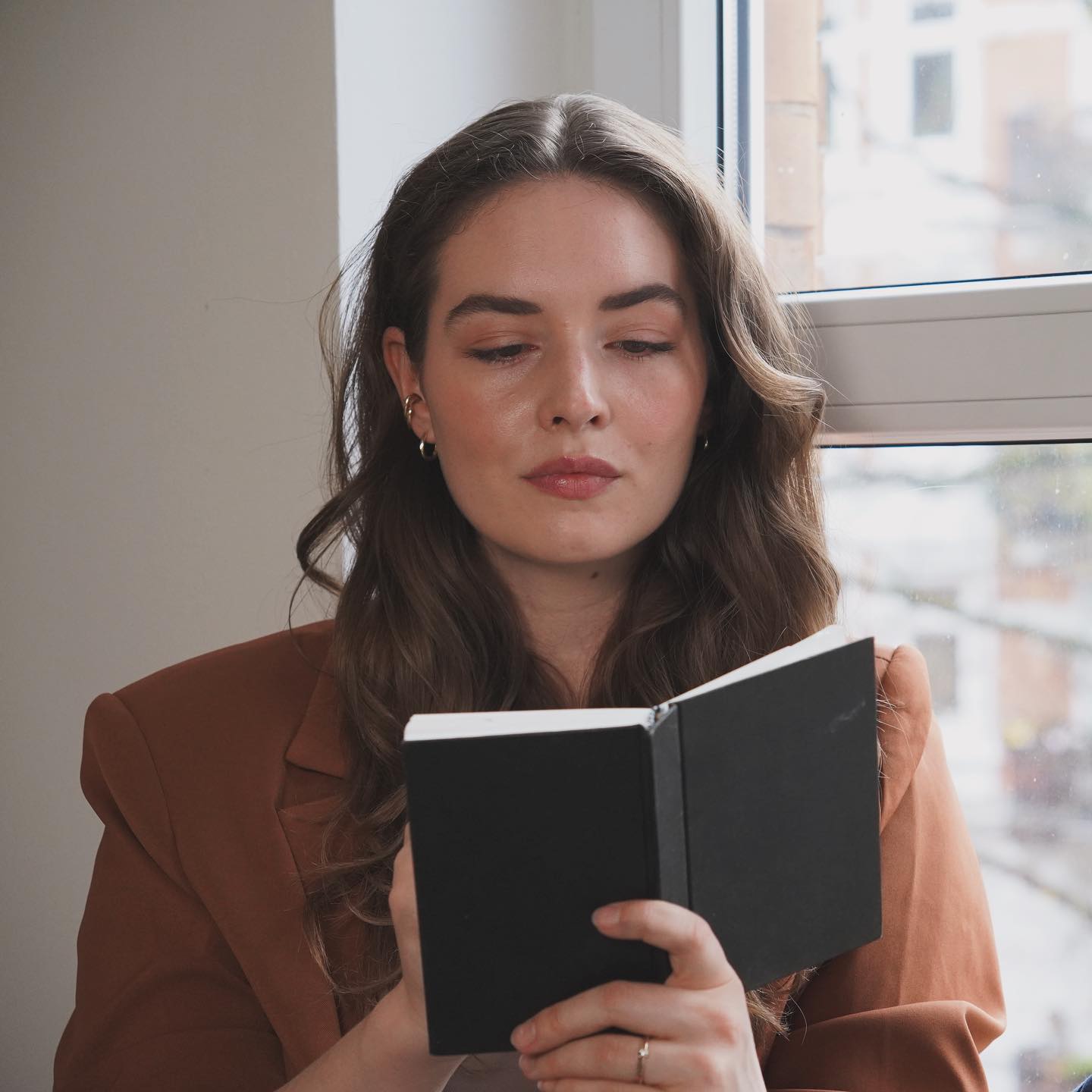 Ich schreibe gerade an einem neuen Projekt,
das alles zusammenbringt, was ich in den letzten Jahren an Programmen kreiert habe:
Radical Selfcare, Visible, Re:claim, das Momself-Konzept.
Zykluswissen, MET-Klopfen, Rituale, ätherische Öle.
Alles, was mich geprägt hat.
Und alles, was ich weitergeben will.
Das ist aufregend. Und macht so viel Spaß.
Einen Teil davon entwickle ich in Kokreation mit meinem Mann.
Es geht um:
– die Erlaubnis, nicht immer zu funktionieren
– zyklisches Leben als Gegenerzählung zu linearem Leistungsdenken
– verkörperte Selbstführung statt Selbstoptimierung
– Verbindung statt Anpassung
-Verantwortung, die geteilt wird
Und es geht darum, dieses Wissen nicht exklusiv zu halten.
Nicht nur für „die, die eh schon drin sind“.
Sondern zugänglich. Anwendbar. Nicht nur persönlich, sondern kollektiv wirksam.
Für Menschen mit Zyklus – und für alle, die sie begleiten.
Bald wird es hier eine kleine Umfrage geben.
Hast du Lust mitzumachen?
#imeigenenrhythmus
#zyklischesleben
#zyklusverkörpern
#rückbindungstattoptimierung
#nichtjedenTaggleich
#zyklischdenken
📸: @marc.suess