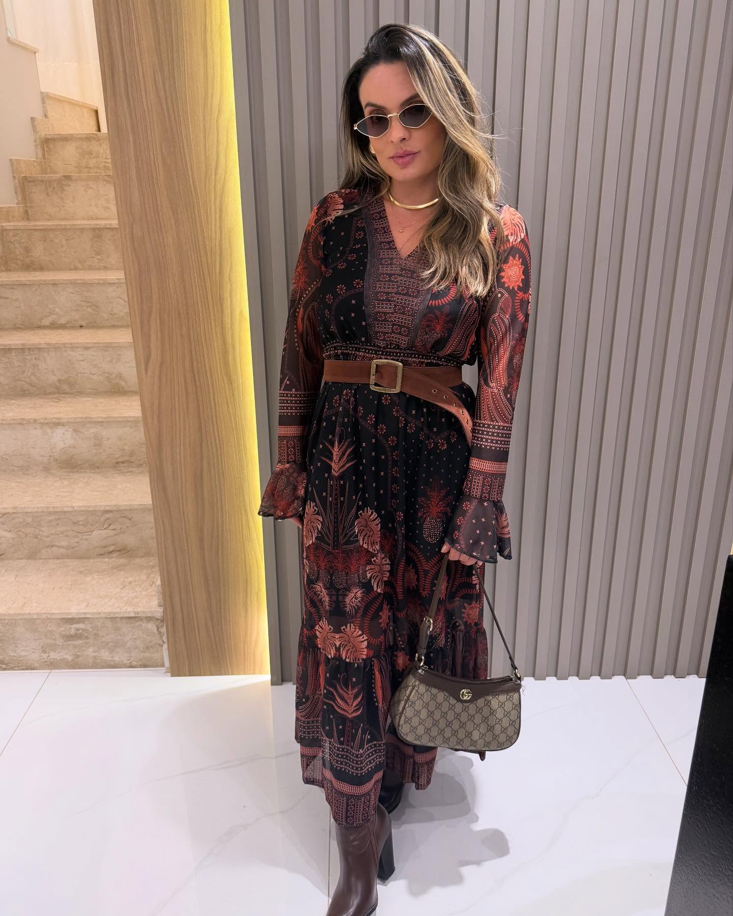 Esse vestido fez SUCESSO por aqui! Une sofisticação, caimento impecável e estampa única — vocês amaram, e não é à toa!
Com toque leve, shape fluido e detalhes que valorizam cada movimento, ele já virou queridinho por aqui. 💫
🌿 Detalhes que encantam
👜 Combina com acessórios clássicos ou modernos
👢 Perfeito para produções elegantes de meia-estação.