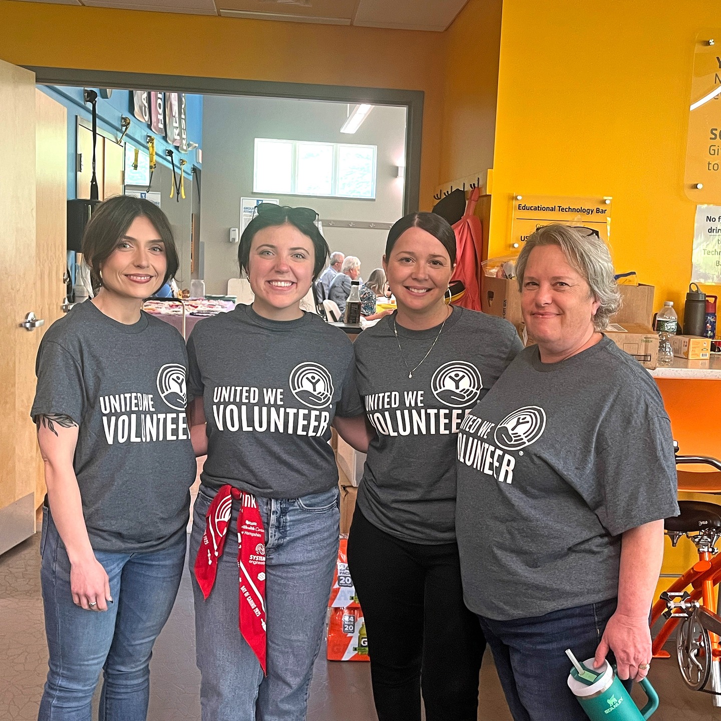 Our team had a fantastic time at the @graniteunitedway annual Day of Caring!
Last week, members of Metro Walls visited the Granite YMCA to help the @mealsonwheelsamerica agency serve lunch to the local community of older adults. The day was filled with decorating tables, handing out giveaways, coordinating meals, and more. We also had another member of our team participate in a "spring cleaning" for the @nh_food_bank , getting their community garden ready for the season!
It was a great day giving back to our community. 🌱👨👩👦
To learn more about Meals on Wheels, the NH Food Bank, and Granite United Way, visit the links in our bio!