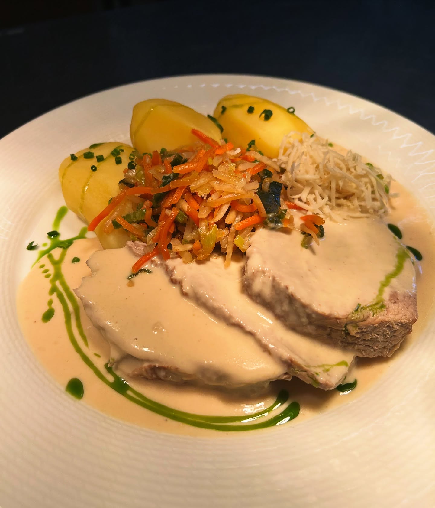 Fränkischer geht’s nicht 😍 Tafelspitz mit Meerrettichsauce, Salzkartoffeln und Wurzelgemüse 🍽️ Unser heutiges Tagesessen in unserem gutbürgerlichen Biergarten „Main Weinviertel“. Durchgehend warme Küche bis 21 Uhr. Wir freuen uns auf Euch! ☀️
#fränkischeshochzeitsessen #tafelspitz #gutbürgerlicheküche #biergartenzeit #mainweinviertel #bestenheiderstuben #wertheim