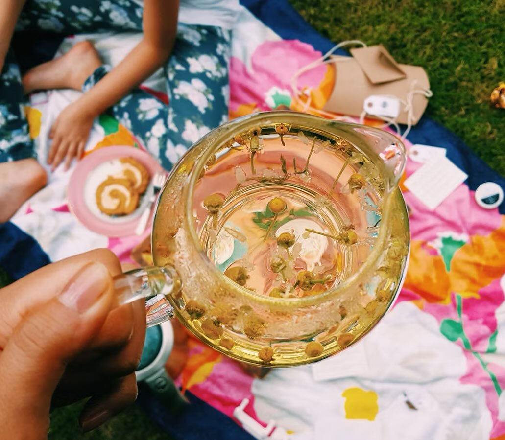 Generes du af tørre slimhinder?
Tørre slimhinder kan opstå af flere årsager, herunder hormonelle ændringer, dehydrering, medicin, allergi eller tør luft.
Det kan føre til ubehag i næse, øjne, mund eller underliv. En af de vigtigste naturlige måder at afhjælpe tørre slimhinder på er at drikke rigeligt med vand dagligt, da væske hjælper med at opretholde fugtbalancen i kroppen.
Luftfugtigheden i hjemmet kan øges med en luftfugter eller ved at placere skåle med vand nær varmekilder.
Omega-3 fedtsyrer fra fx hørfrøolie eller fede fisk som laks og makrel understøtter hud og slimhinder indefra.
Kamille- eller lindete kan have en lindrende effekt ved irritation.
Undgå overdreven brug af næsespray og stærkt parfumerede produkter, da de kan udtørre yderligere.
Et kosttilskud med E-vitamin eller A-vitamin kan også være gavnligt.
Ved vedvarende symptomer bør man dog søge læge for at udelukke underliggende sygdomme
Skriv dig op til at få Børnebiopatens nyhedsbrev for flere gode råd til hele familien. 😍
#børnebiopaten #sundhed #slimhinder #helse #kost #omega #vitaminer